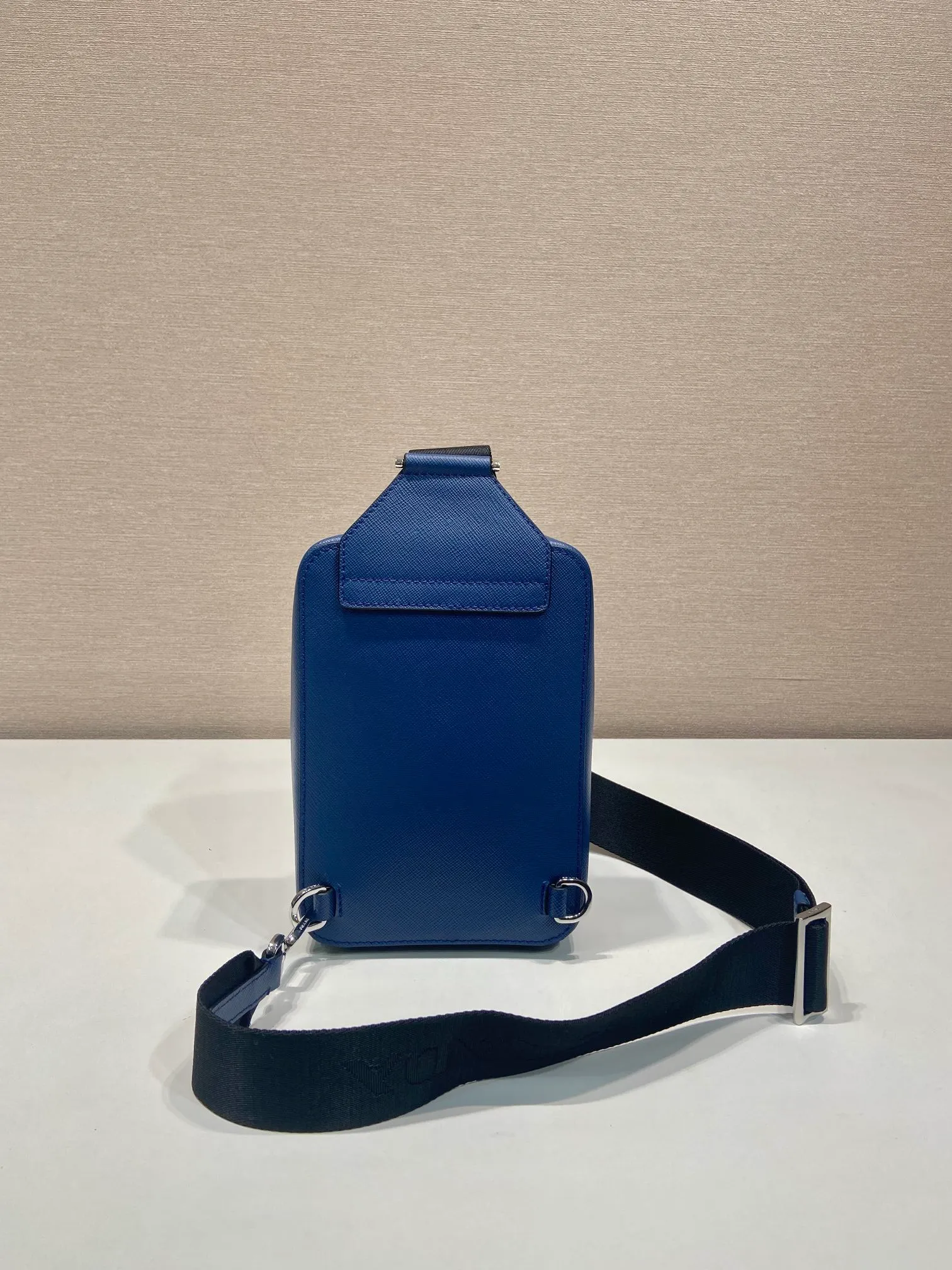 💰1120🎉New chest bag🎉2VZ106 chest bag new color🎉🎉 This chest bag is made of imported cross-grain cowhide, with a two-way zipper design, equipped with woven adjustable fabric shoulder straps, and the inner compartment has a mouth strap. The upper body effect is very cool and close-fitting👏👏Another popular style that will never go out of style🎉🎉 Length 14x height 20x bottom 5cm🎉🎉🎉👏👏👏
