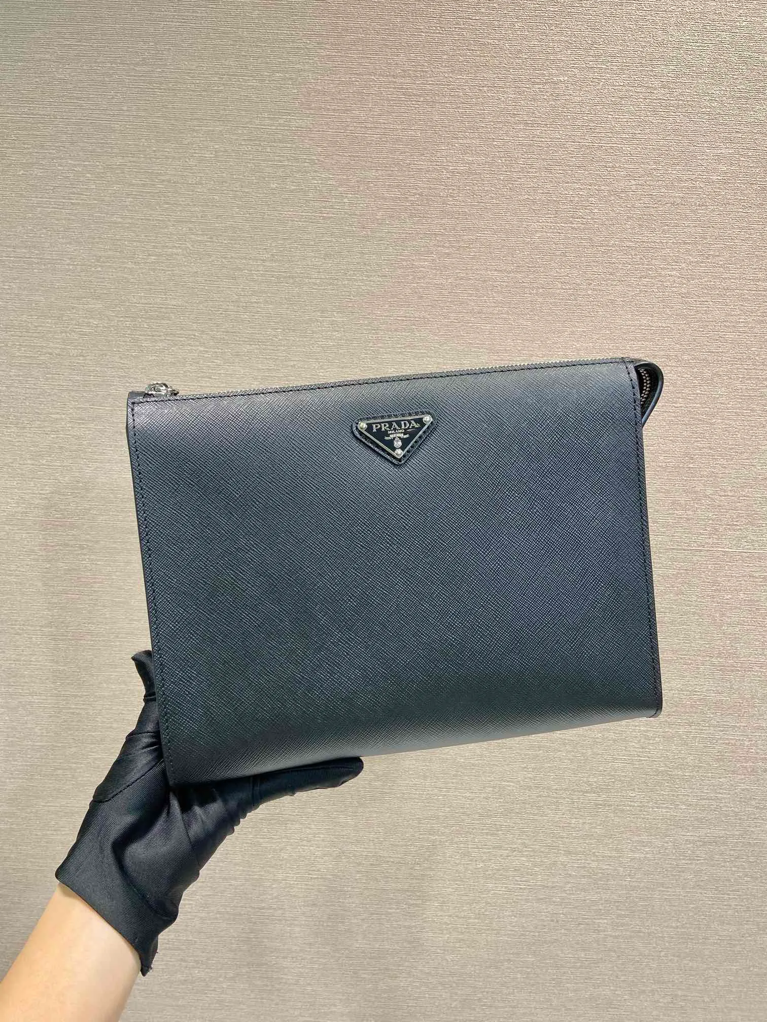 💰1120🎉New men's handbag🎉2VF030 handbag🎉🎉 This men's handbag is decorated with a unique enameled metal triangle logo, with a simple design and versatile functions. The body of the bag is made of Saffiano leather, with a distinctive texture that matches the logo. Practical and beautiful👍handsome guys. Hurry up and get it🎉🎉 Length 26x Height 19.5x Bottom 3cm🎉🎉🎉💰💰💰
