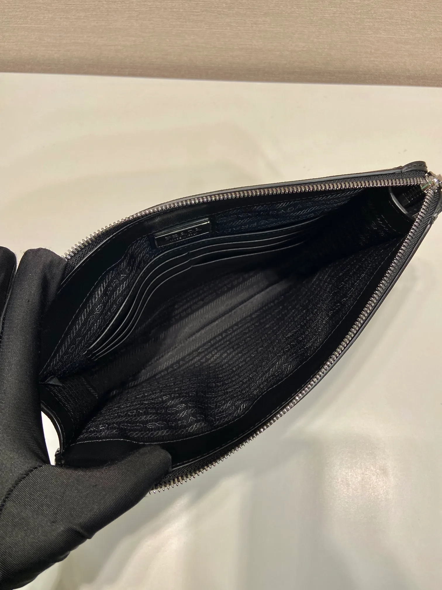 💰1120🎉New men's handbag🎉2VF030 handbag🎉🎉 This men's handbag is decorated with a unique enameled metal triangle logo, with a simple design and versatile functions. The body of the bag is made of Saffiano leather, with a distinctive texture that matches the logo. Practical and beautiful👍handsome guys. Hurry up and get it🎉🎉 Length 26x Height 19.5x Bottom 3cm🎉🎉🎉💰💰💰