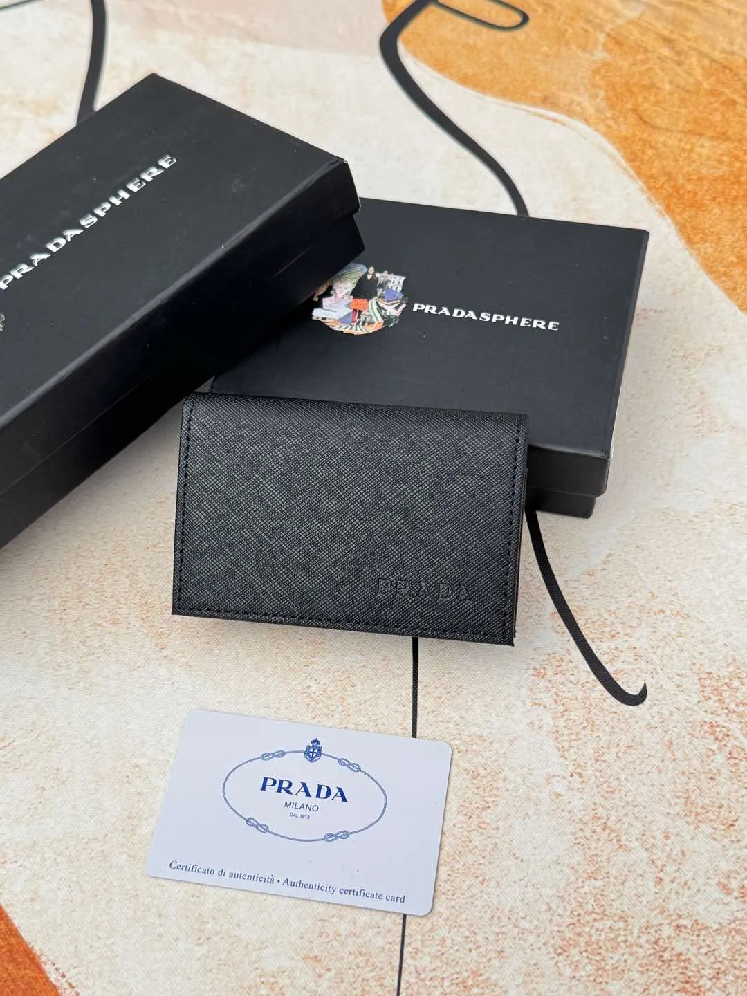 💰120💰PRADA’s popular men’s card holder counter new style, official website synchronization, genuine development, model 2MC122#. Color/picture, real shot 💋Cross-grain cowhide texture is excellent, threaded lining, hardware accessories! Exquisite wiring, even and neat lines, smooth oil edges, size: 11cm long, 6.5cm high