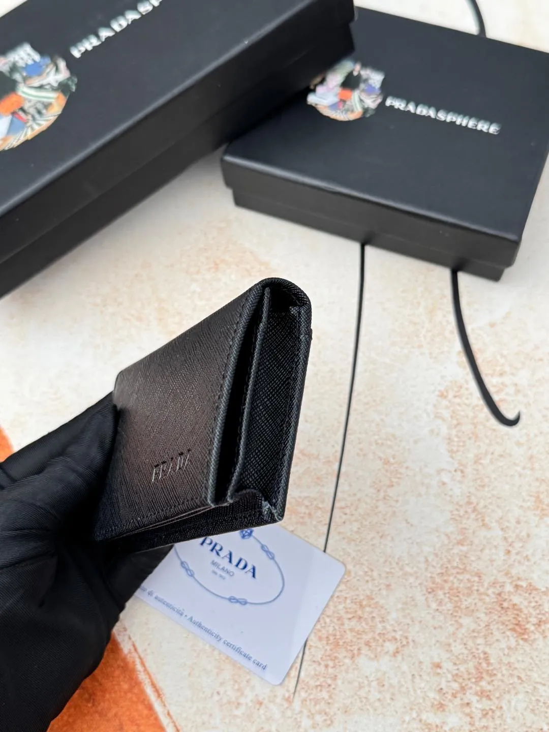 💰120💰PRADA’s popular men’s card holder counter new style, official website synchronization, genuine development, model 2MC122#. Color/picture, real shot 💋Cross-grain cowhide texture is excellent, threaded lining, hardware accessories! Exquisite wiring, even and neat lines, smooth oil edges, size: 11cm long, 6.5cm high