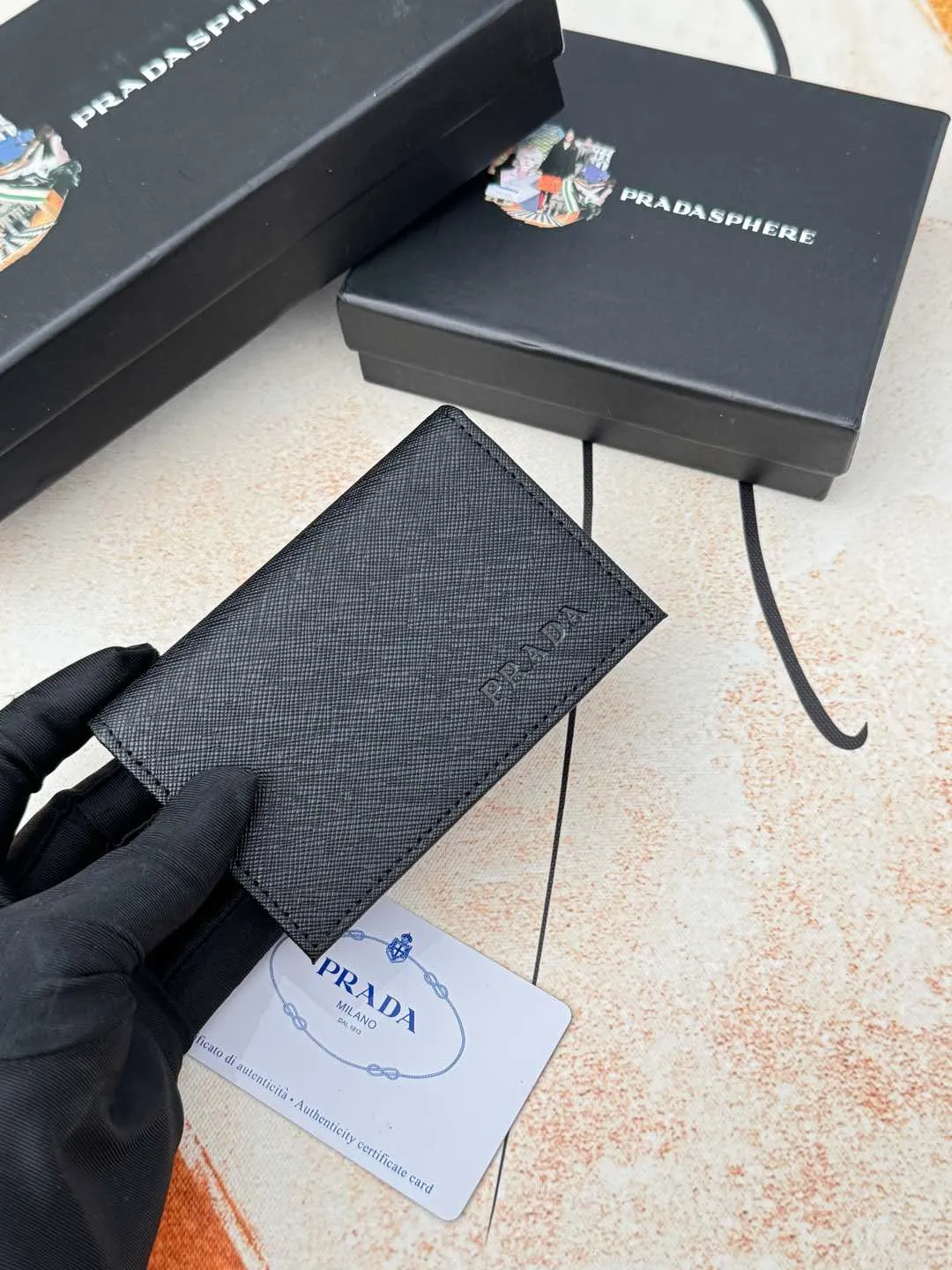 💰120💰PRADA’s popular men’s card holder counter new style, official website synchronization, genuine development, model 2MC122#. Color/picture, real shot 💋Cross-grain cowhide texture is excellent, threaded lining, hardware accessories! Exquisite wiring, even and neat lines, smooth oil edges, size: 11cm long, 6.5cm high