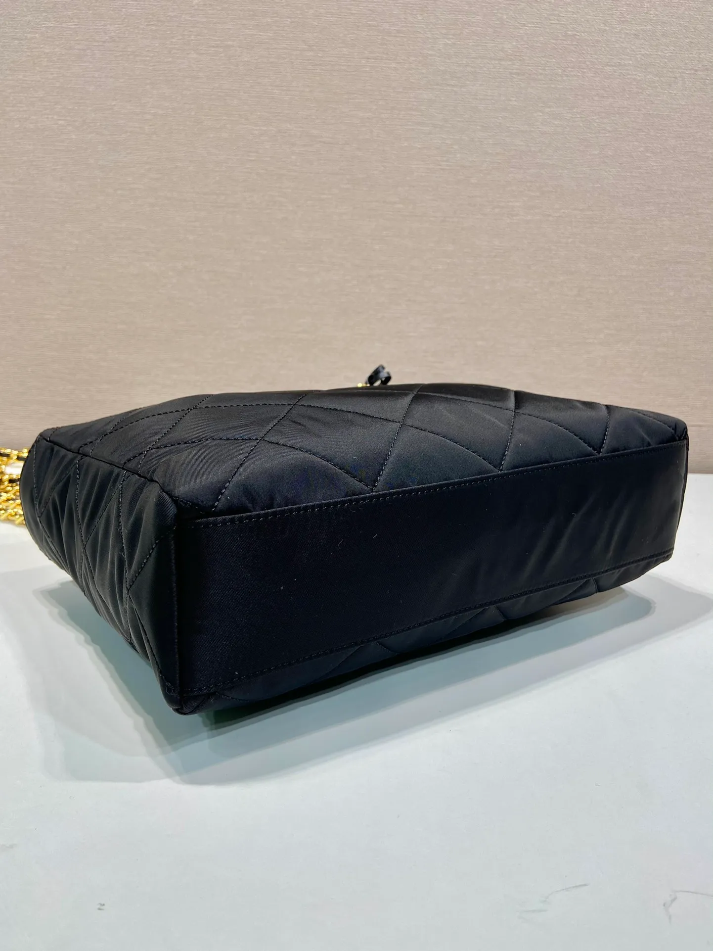💰1180🎉medium size with zipper 🎉1BG529 medium size🎉🎉 The design of this vintage vintage chain rhombus hobo bag is great👏👏 Purely handmade nylon rhombus design, can be worn on one shoulder, across the body, or carried on the street. The imported black gold chain is really the eternal theme of vintage😘😘It is simple and elegant, and the capacity is very large👍The upper body is particularly trendy, versatile and fashionable. No matter casual or formal, they all have a stable temperament. Hurry up and get it🙊I love this second-hand hobo bag so much😘😘 Length 31x Height 22x Bottom 8cm