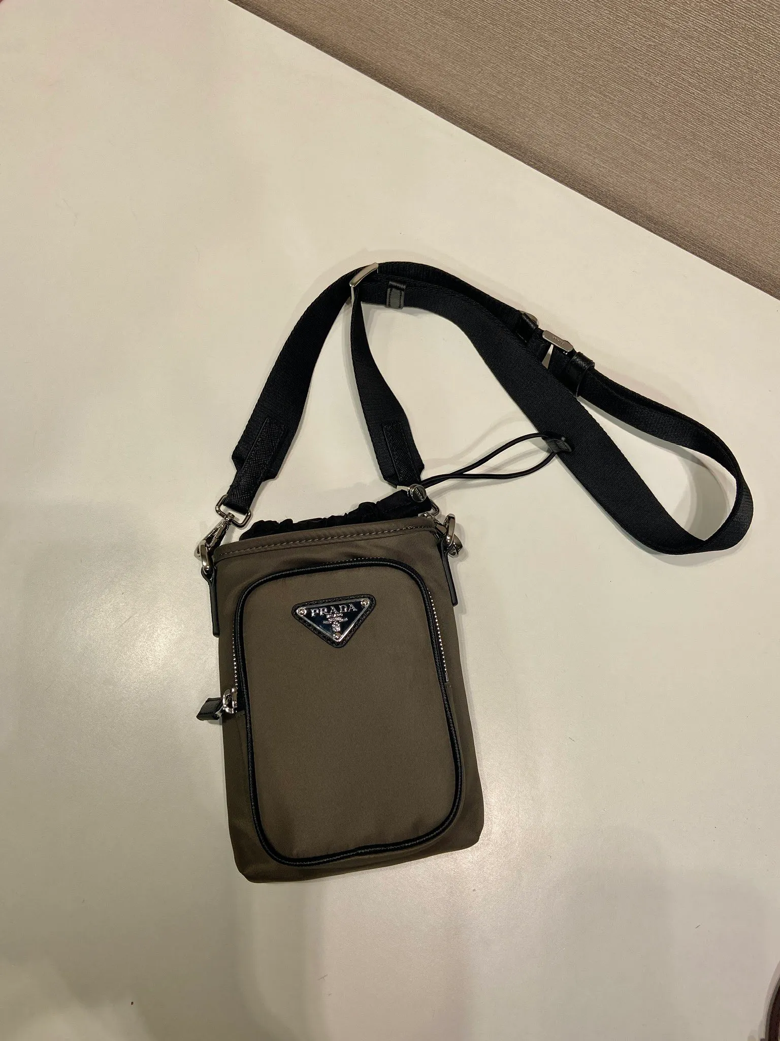 💰760🎉New mobile phone case bag🎉2ZH155 new color🎉👏 This mobile phone bag is made of innovative Re-Nylon regenerated nylon, showing a modern urban style. Adjustable nylon webbing shoulder straps and drawstring closure add a unique touch. The front logo and front pocket design make the upper body very cool and stylish. If you like babies, hurry up and get it🎉🎉 Length 13x Height 18cm🎉🎉👏👏