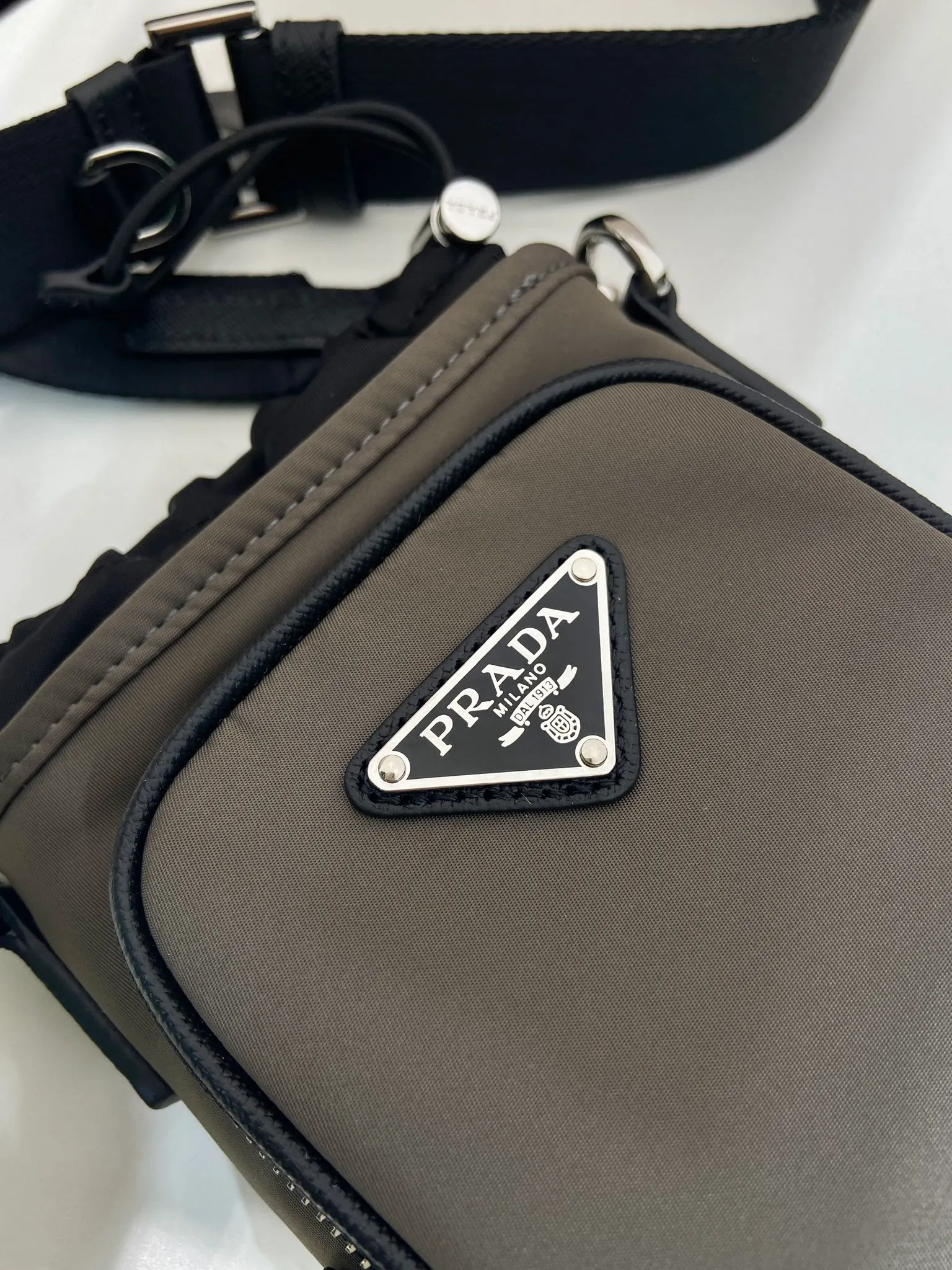 💰760🎉New mobile phone case bag🎉2ZH155 new color🎉👏 This mobile phone bag is made of innovative Re-Nylon regenerated nylon, showing a modern urban style. Adjustable nylon webbing shoulder straps and drawstring closure add a unique touch. The front logo and front pocket design make the upper body very cool and stylish. If you like babies, hurry up and get it🎉🎉 Length 13x Height 18cm🎉🎉👏👏