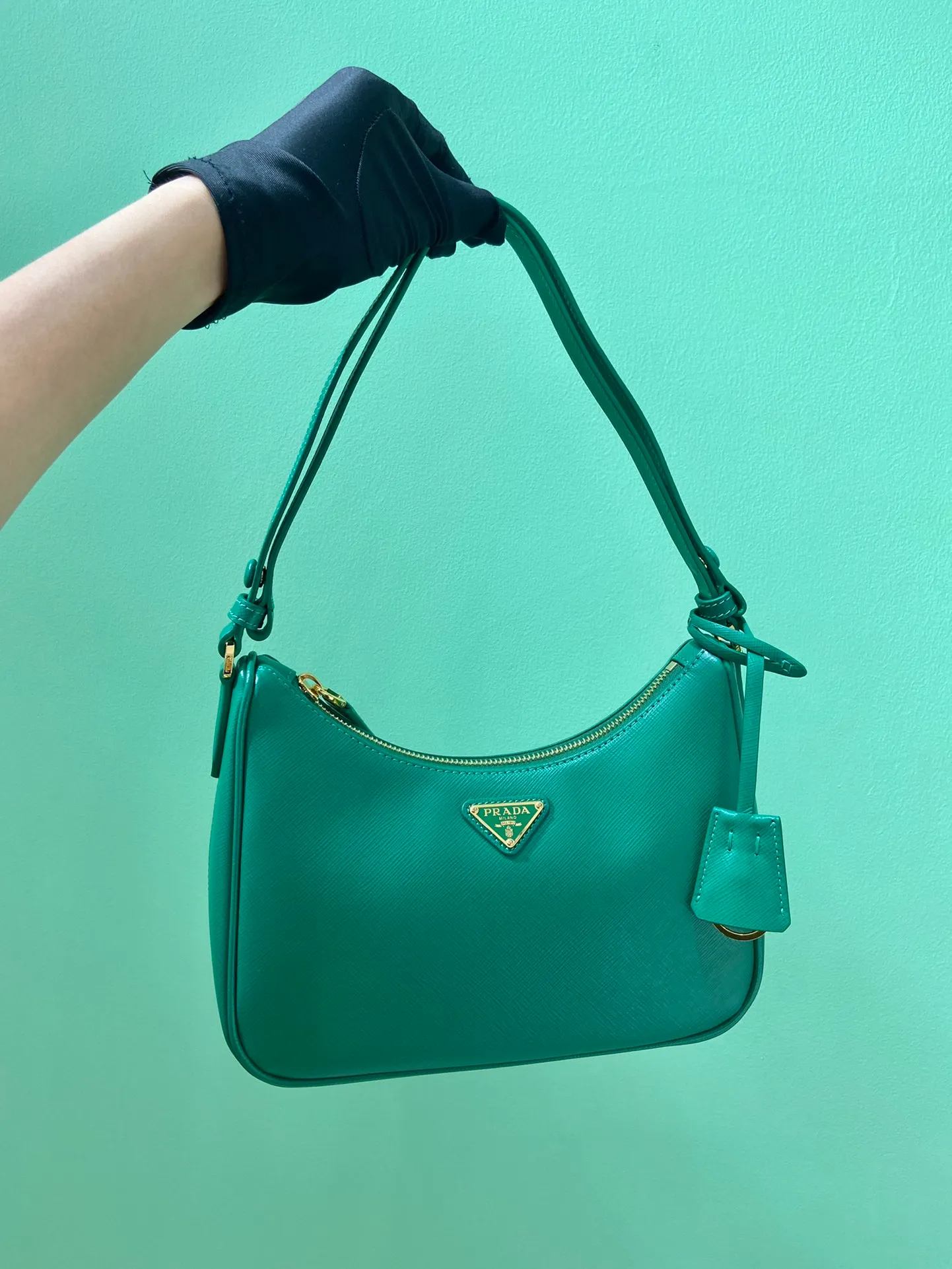 💰1320🎉New style🎉1BC204B handbag/underarm bag/crossbody bag This Hobo handbag/underarm bag/crossbody bag is very functional and can be used for three purposes in one bag. It is perfect🎉🎉It is made of imported cross-grain cowhide, which is more wear-resistant. The shoulder strap can be adjusted and switched at any time😘😘The upper body effect is beautiful, convenient and practical🎉🎉Hurry up and get it👏👏 Length 23x Height 17x Bottom 6.5cm🎉🎉🎉👏👏👏