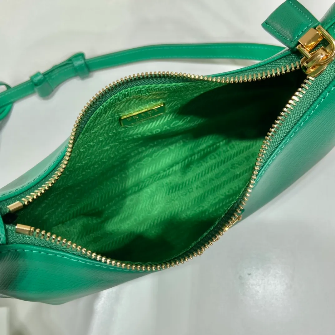 💰1320🎉New style🎉1BC204B handbag/underarm bag/crossbody bag This Hobo handbag/underarm bag/crossbody bag is very functional and can be used for three purposes in one bag. It is perfect🎉🎉It is made of imported cross-grain cowhide, which is more wear-resistant. The shoulder strap can be adjusted and switched at any time😘😘The upper body effect is beautiful, convenient and practical🎉🎉Hurry up and get it👏👏 Length 23x Height 17x Bottom 6.5cm🎉🎉🎉👏👏👏