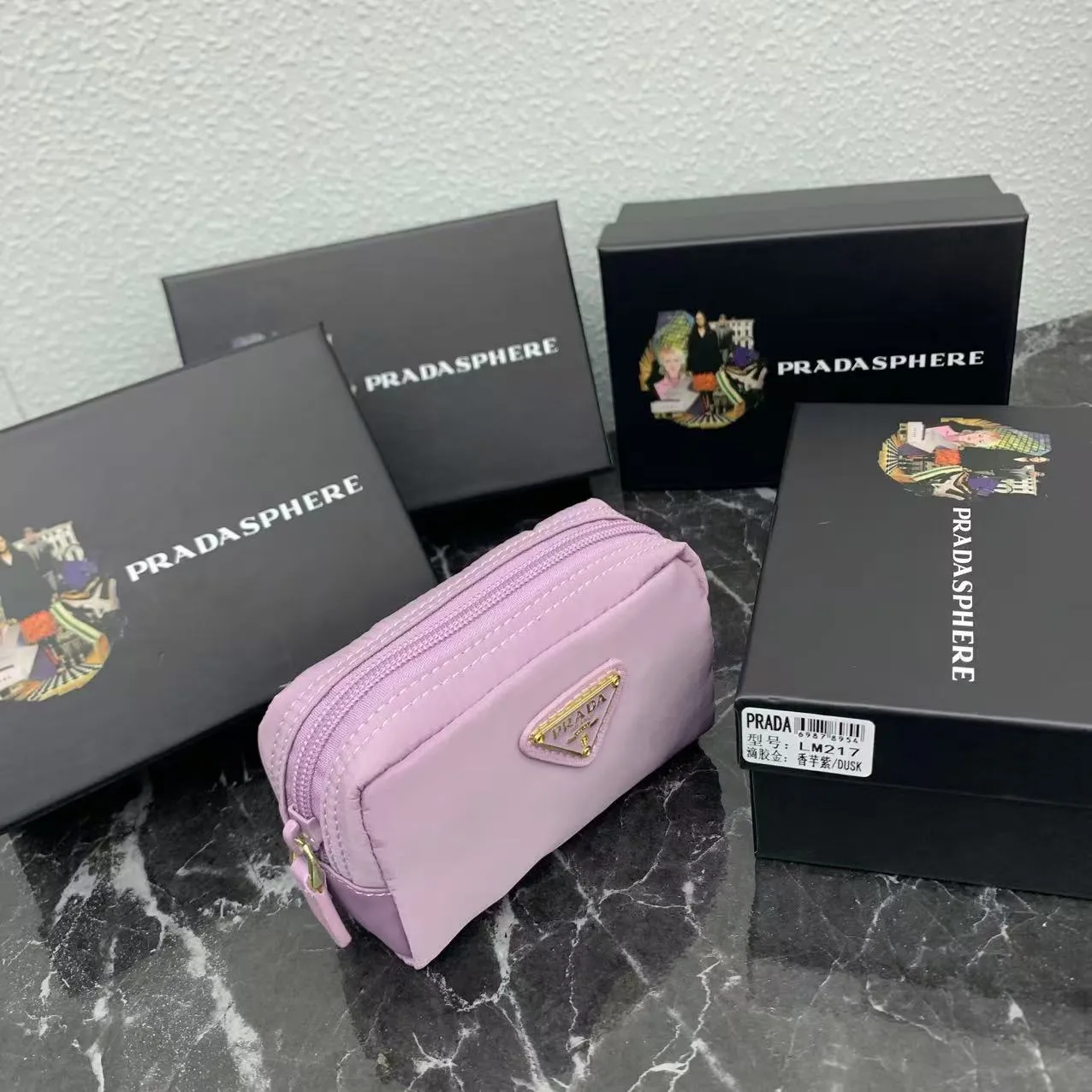 💰150PRADA Prada official new model is shipped simultaneously, enamel-coated triangular metal logo zipper closure, nylon cosmetic bag, regular women's model ✌✌✌ Special quality from the product cabinet, physical shooting [strong]! Model: Original quality Leather: Original Color: black gold buckle, black silver buckle, red, plum red, pink, sky blue, apricot, green, lavender purple, size 12㎝*3.5㎝*8㎝, model LM217