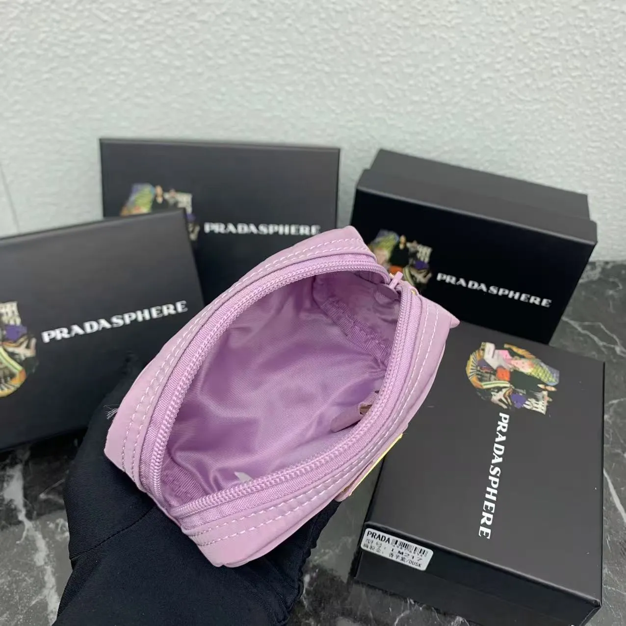 💰150PRADA Prada official new model is shipped simultaneously, enamel-coated triangular metal logo zipper closure, nylon cosmetic bag, regular women's model ✌✌✌ Special quality from the product cabinet, physical shooting [strong]! Model: Original quality Leather: Original Color: black gold buckle, black silver buckle, red, plum red, pink, sky blue, apricot, green, lavender purple, size 12㎝*3.5㎝*8㎝, model LM217