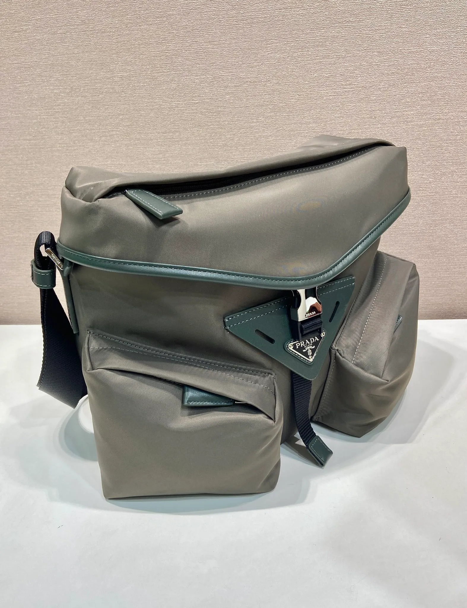 💰1320🎉New men's bag🎉2VD062 crossbody bag🎉🎉 This crossbody bag is made of imported nylon fabric and top-grade hardware. It features 2 zippered pockets on the front, a flap buckle, and a long adjustable shoulder strap. Large capacity space and many compartments. It is practical and elegant, hurry up and get it, it is another popular style that will never go out of style🎉🎉 Length 29x Height 23x Bottom 15cm🎉🎉🎉👏👏👏
