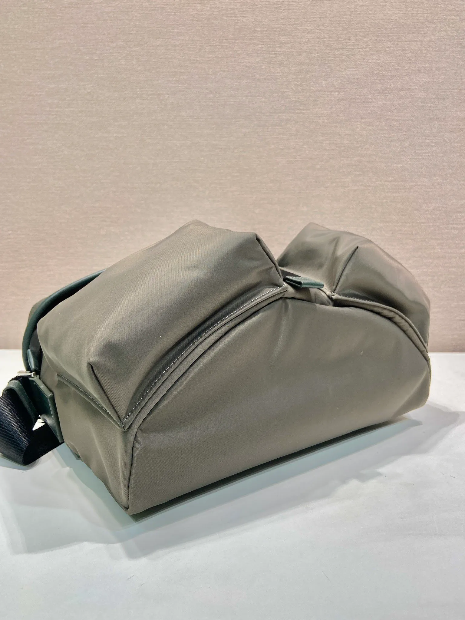 💰1320🎉New men's bag🎉2VD062 crossbody bag🎉🎉 This crossbody bag is made of imported nylon fabric and top-grade hardware. It features 2 zippered pockets on the front, a flap buckle, and a long adjustable shoulder strap. Large capacity space and many compartments. It is practical and elegant, hurry up and get it, it is another popular style that will never go out of style🎉🎉 Length 29x Height 23x Bottom 15cm🎉🎉🎉👏👏👏
