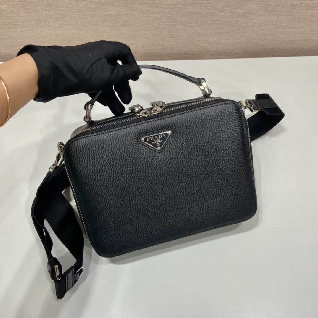 💰1640🎉Upgrade Board🎉2VH069🎉🎉 This Brique handbag is made of Saffiano leather, and its simple lines highlight a striking style. The iconic Saffiano leather material is synonymous with luxury and a status symbol of traditional Italian leather goods manufacturing craftsmanship. This handbag has an elegant design, equipped with handles and a detachable long nylon shoulder strap, which is more simple and elegant. Get it now🎉🎉 Length 22x Height 16x Bottom 6cm