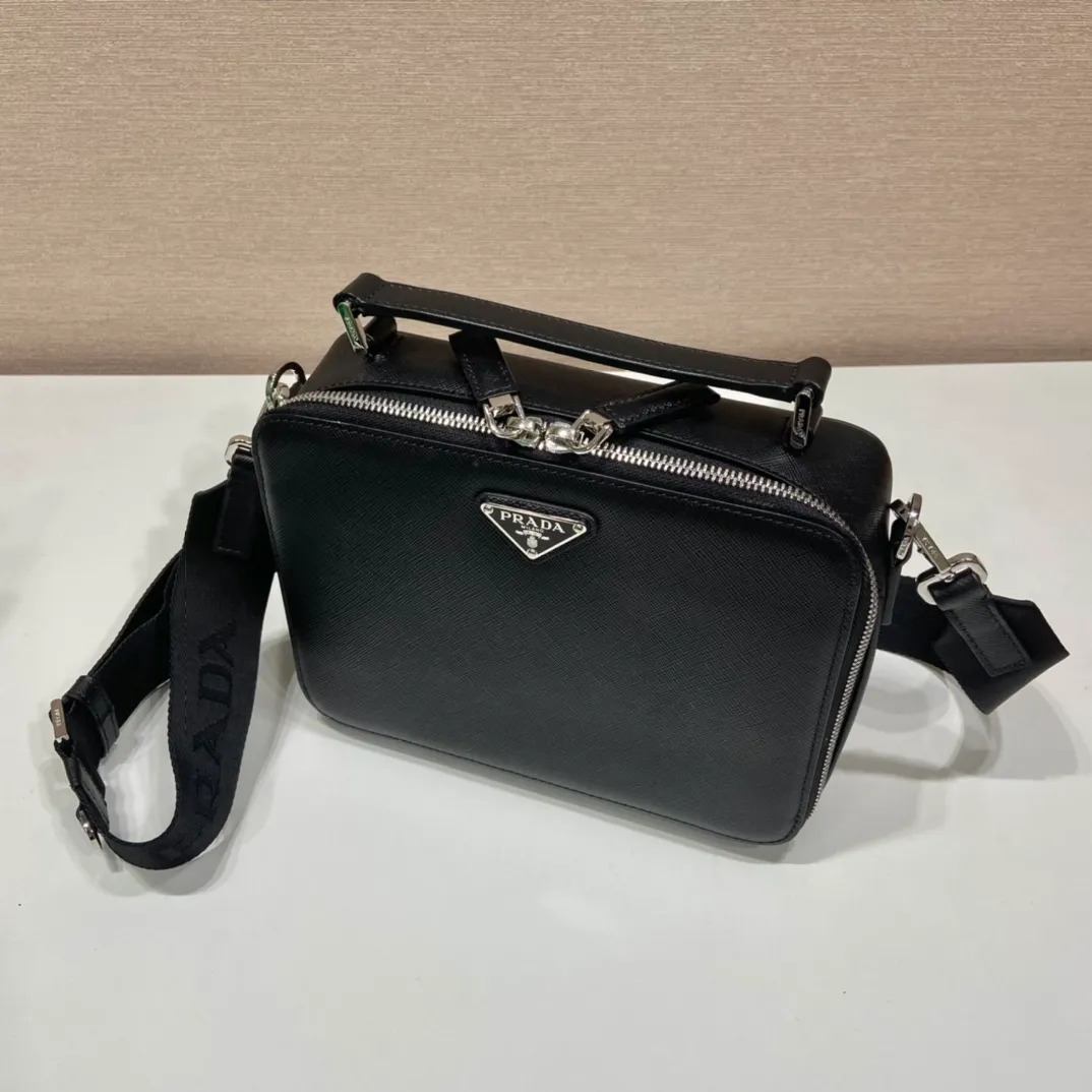 💰1640🎉Upgrade Board🎉2VH069🎉🎉 This Brique handbag is made of Saffiano leather, and its simple lines highlight a striking style. The iconic Saffiano leather material is synonymous with luxury and a status symbol of traditional Italian leather goods manufacturing craftsmanship. This handbag has an elegant design, equipped with handles and a detachable long nylon shoulder strap, which is more simple and elegant. Get it now🎉🎉 Length 22x Height 16x Bottom 6cm