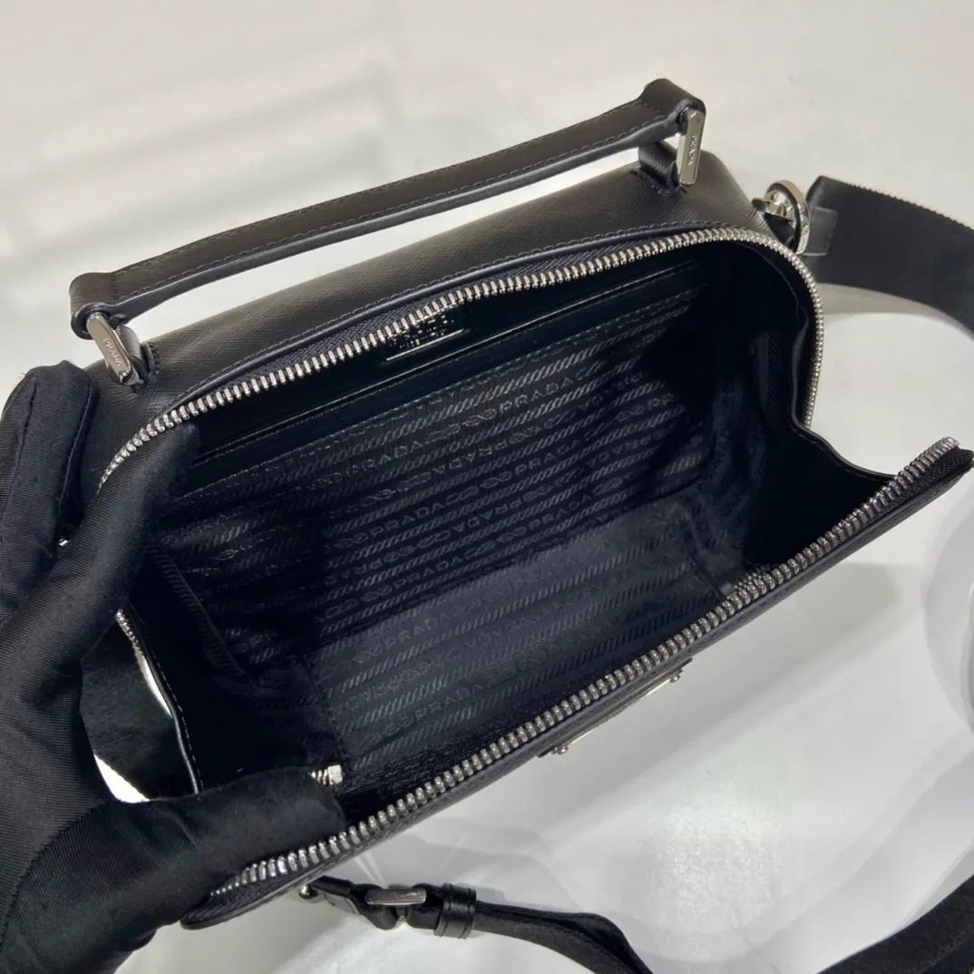 💰1640🎉Upgrade Board🎉2VH069🎉🎉 This Brique handbag is made of Saffiano leather, and its simple lines highlight a striking style. The iconic Saffiano leather material is synonymous with luxury and a status symbol of traditional Italian leather goods manufacturing craftsmanship. This handbag has an elegant design, equipped with handles and a detachable long nylon shoulder strap, which is more simple and elegant. Get it now🎉🎉 Length 22x Height 16x Bottom 6cm
