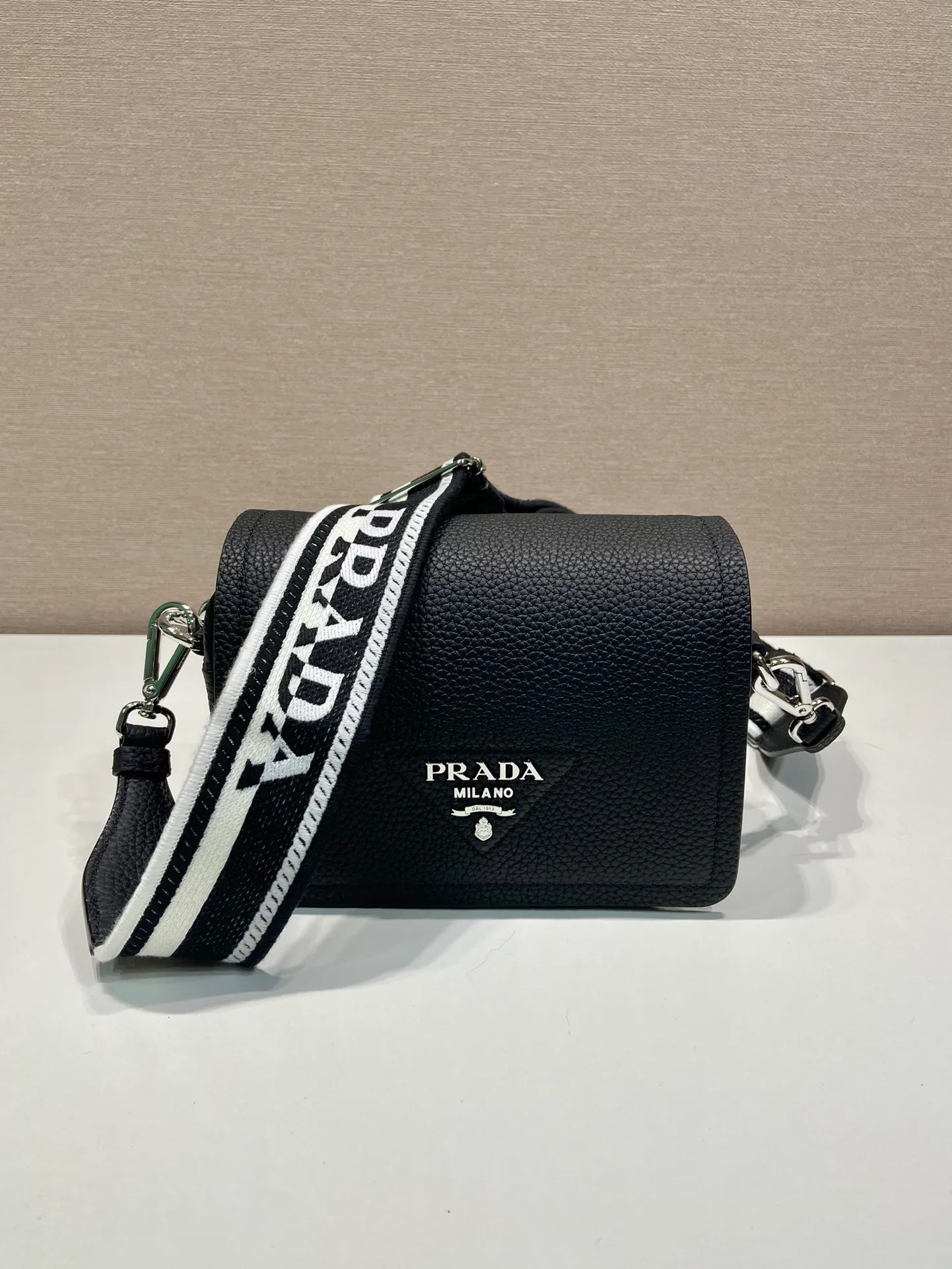💰1600🎉New double shoulder strap🎉1BD332 small size🎉 This double shoulder strap is made of imported deerskin grain cowhide and equipped with two interchangeable and adjustable long shoulder straps. The combination of fabric webbing and cowhide is perfect😘, versatile for mixing and matching different clothes on different occasions😘, large capacity, super soft feel🎉Hurry up and get it🎉l Length 20xH15 bottom 6cm🎉🎉