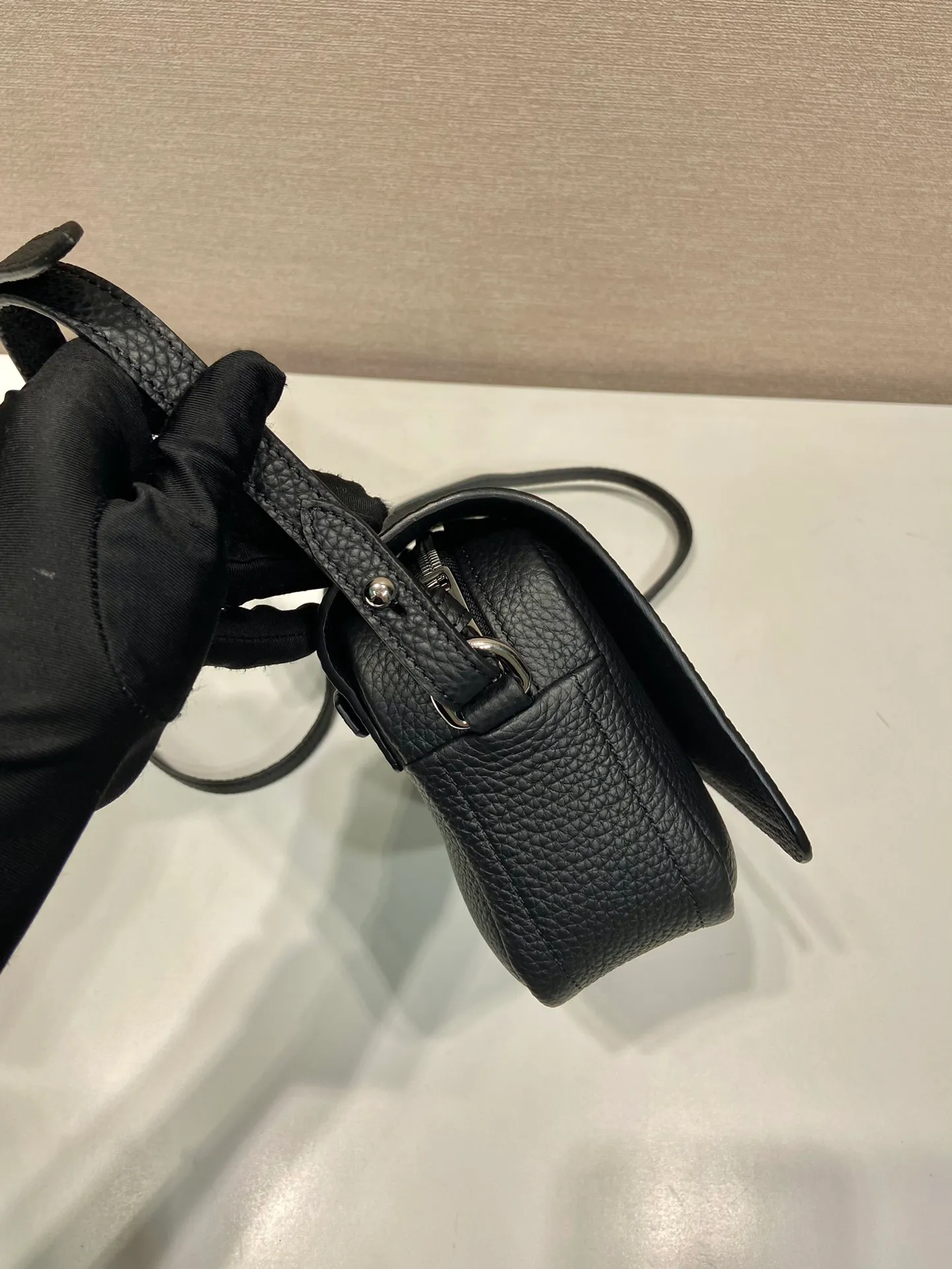 💰1600🎉New double shoulder strap🎉1BD332 small size🎉 This double shoulder strap is made of imported deerskin grain cowhide and equipped with two interchangeable and adjustable long shoulder straps. The combination of fabric webbing and cowhide is perfect😘, versatile for mixing and matching different clothes on different occasions😘, large capacity, super soft feel🎉Hurry up and get it🎉l Length 20xH15 bottom 6cm🎉🎉