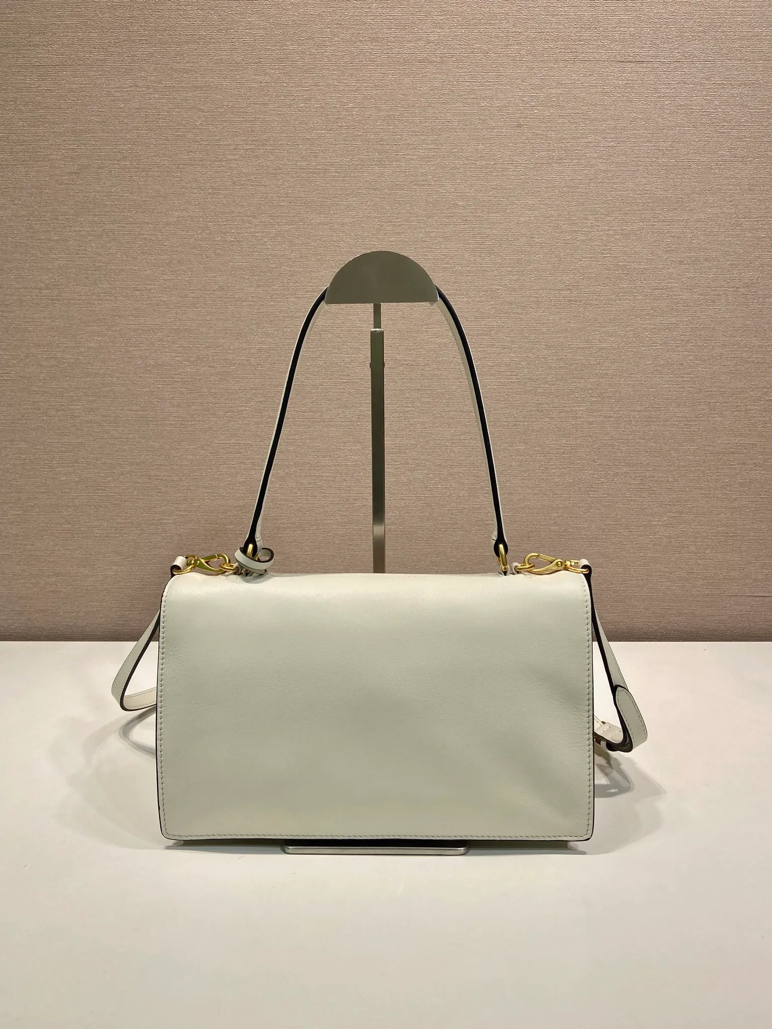 💰1560🎉New catwalk model🎉1BN023 calfskin🎉🎉 This new Soft Sound handbag is made of imported calfskin and soft sheepskin interior. It has ample space, is chic and versatile. Equipped with a detachable long shoulder strap and two compartments, it can be carried by hand or on the shoulder. 😘Shows diverse and fashionable styles. The upper body effect is so classy, ​​I love it😘, it’s another popular model for internet celebrities, babies, hurry up and get it🎉🎉 Length 28x Height 16x Bottom 10cm🎉🎉🎉👏👏👏
