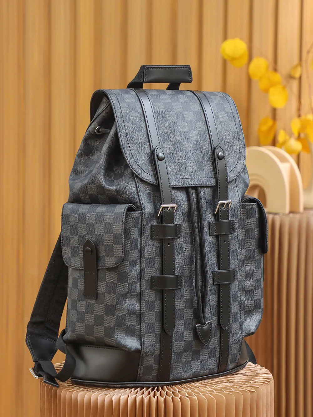 P¥960👉nfc dynamic chip version👈【Top inspection-free all-steel hardware】𝐂𝐇𝐑𝐈𝐒𝐓𝐎𝐏𝐇𝐄𝐑 Backpack N41379 Black Check French original leather🇫🇷Pure steel hardware Size: 38*44*12.5cm A unisex backpack, a daily bag that is very suitable for outdoor use. Its attractive design style is quite tasteful and can easily meet the daily travel capacity. It can hold laptops, books, documents, etc., and the flap closure snaps and drawstrings are more layered and retro. It is an almost versatile bag shape! This model has a high utilization rate and is a must-have for daily commuting and traveling. It doesn’t matter how tall you are.