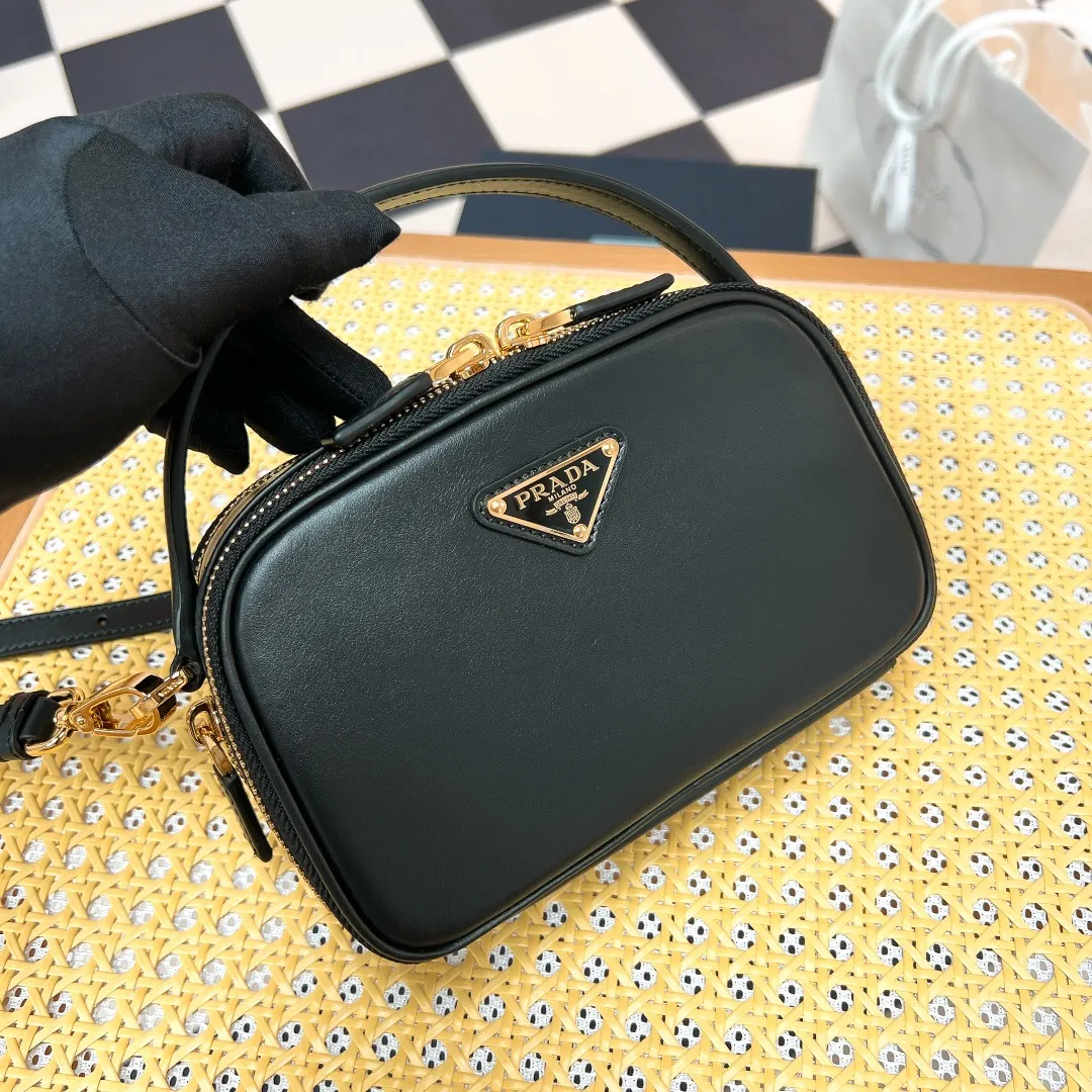 💰1500✨New product launch✨2023 new Odette series shoulder bag 1BH203 is made of exquisite calf leather and decorated with the iconic triangle logo. It adopts a multi-functional structured design. It comes with a handbag that can be carried by hand. The shoulder strap is adjustable and can be worn as a crossbody. The overall style of the bag is simple and elegant. Fashion and retro style are combined. The inner compartment capacity is also great. A new fashion trend-setter that combines retro fashion and practicality😘 Size 18.5*13*6 Black