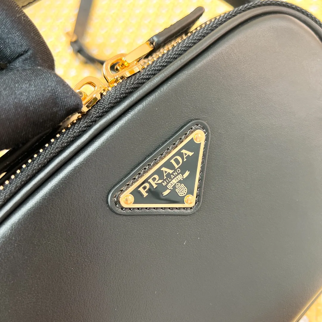 💰1500✨New product launch✨2023 new Odette series shoulder bag 1BH203 is made of exquisite calf leather and decorated with the iconic triangle logo. It adopts a multi-functional structured design. It comes with a handbag that can be carried by hand. The shoulder strap is adjustable and can be worn as a crossbody. The overall style of the bag is simple and elegant. Fashion and retro style are combined. The inner compartment capacity is also great. A new fashion trend-setter that combines retro fashion and practicality😘 Size 18.5*13*6 Black