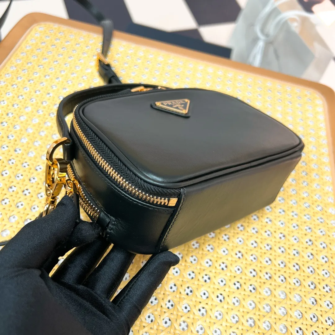 💰1500✨New product launch✨2023 new Odette series shoulder bag 1BH203 is made of exquisite calf leather and decorated with the iconic triangle logo. It adopts a multi-functional structured design. It comes with a handbag that can be carried by hand. The shoulder strap is adjustable and can be worn as a crossbody. The overall style of the bag is simple and elegant. Fashion and retro style are combined. The inner compartment capacity is also great. A new fashion trend-setter that combines retro fashion and practicality😘 Size 18.5*13*6 Black