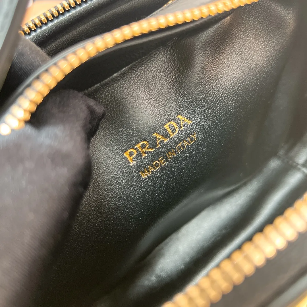 💰1500✨New product launch✨2023 new Odette series shoulder bag 1BH203 is made of exquisite calf leather and decorated with the iconic triangle logo. It adopts a multi-functional structured design. It comes with a handbag that can be carried by hand. The shoulder strap is adjustable and can be worn as a crossbody. The overall style of the bag is simple and elegant. Fashion and retro style are combined. The inner compartment capacity is also great. A new fashion trend-setter that combines retro fashion and practicality😘 Size 18.5*13*6 Black