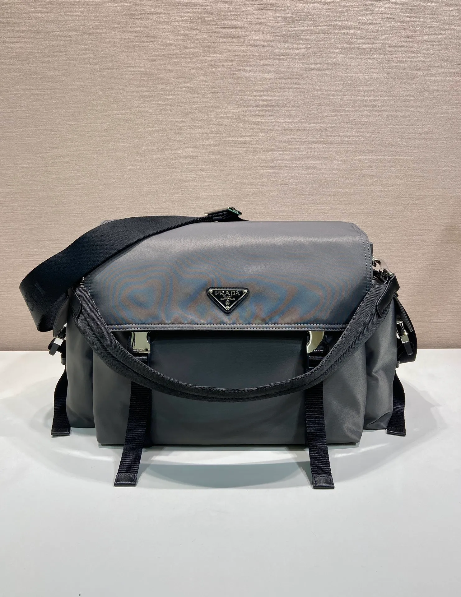 💰1320🎉New Arrival Mail Bag🎉2VD082 Mercury Silver🎉🎉 This Explore handbag perfectly combines elegance and functionality, with soft lines and multiple pockets. The clamshell design is designed for urban exploration and outdoor adventures, and features a shoulder strap and removable handle for multiple ways of carrying. The combination of regenerated nylon and leather reflects the duality of the design, blending technical details with refined elements. It has a large capacity and is a popular model that will never go out of style. Hurry up and get it🎉🎉 Length 42x Height 22x Bottom 20cm🎉🎉🎉💰💰💰