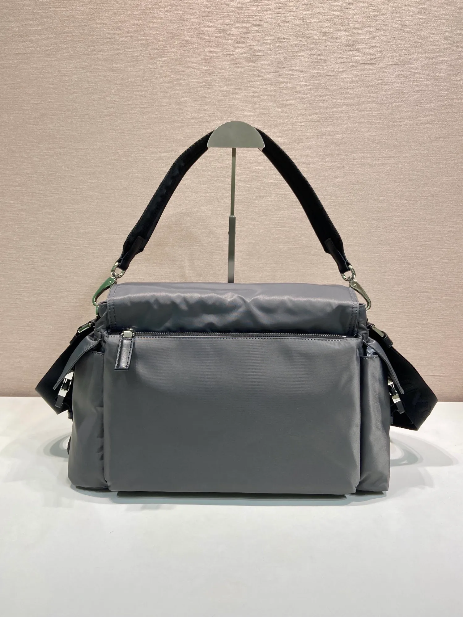 💰1320🎉New Arrival Mail Bag🎉2VD082 Mercury Silver🎉🎉 This Explore handbag perfectly combines elegance and functionality, with soft lines and multiple pockets. The clamshell design is designed for urban exploration and outdoor adventures, and features a shoulder strap and removable handle for multiple ways of carrying. The combination of regenerated nylon and leather reflects the duality of the design, blending technical details with refined elements. It has a large capacity and is a popular model that will never go out of style. Hurry up and get it🎉🎉 Length 42x Height 22x Bottom 20cm🎉🎉🎉💰💰💰