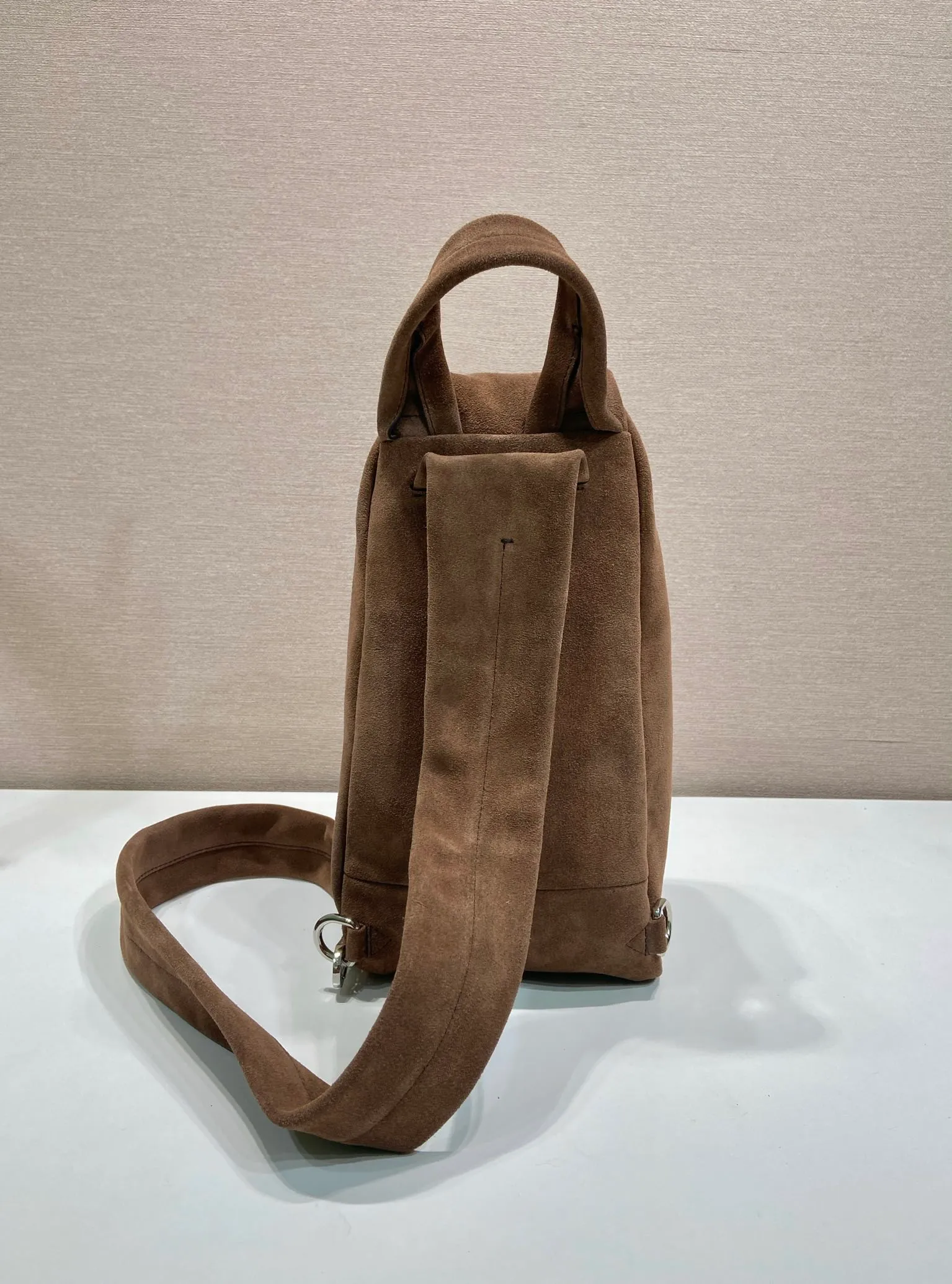 💰1360🎉New chest bag🎉2VZ114 suede leather🎉🎉 This chest bag is designed with craftsmanship and uses soft suede leather to interpret the modernist geometric shape. The interior is made of sheepskin, and the letter logo shows your identity. The one-shoulder version combines sports functionality with contemporary sophistication. Pulls on both sides to open and close, babies, hurry up and get it🎉🎉 Length 18x Height 32x Bottom 11cm🎉🎉🎉💰💰💰