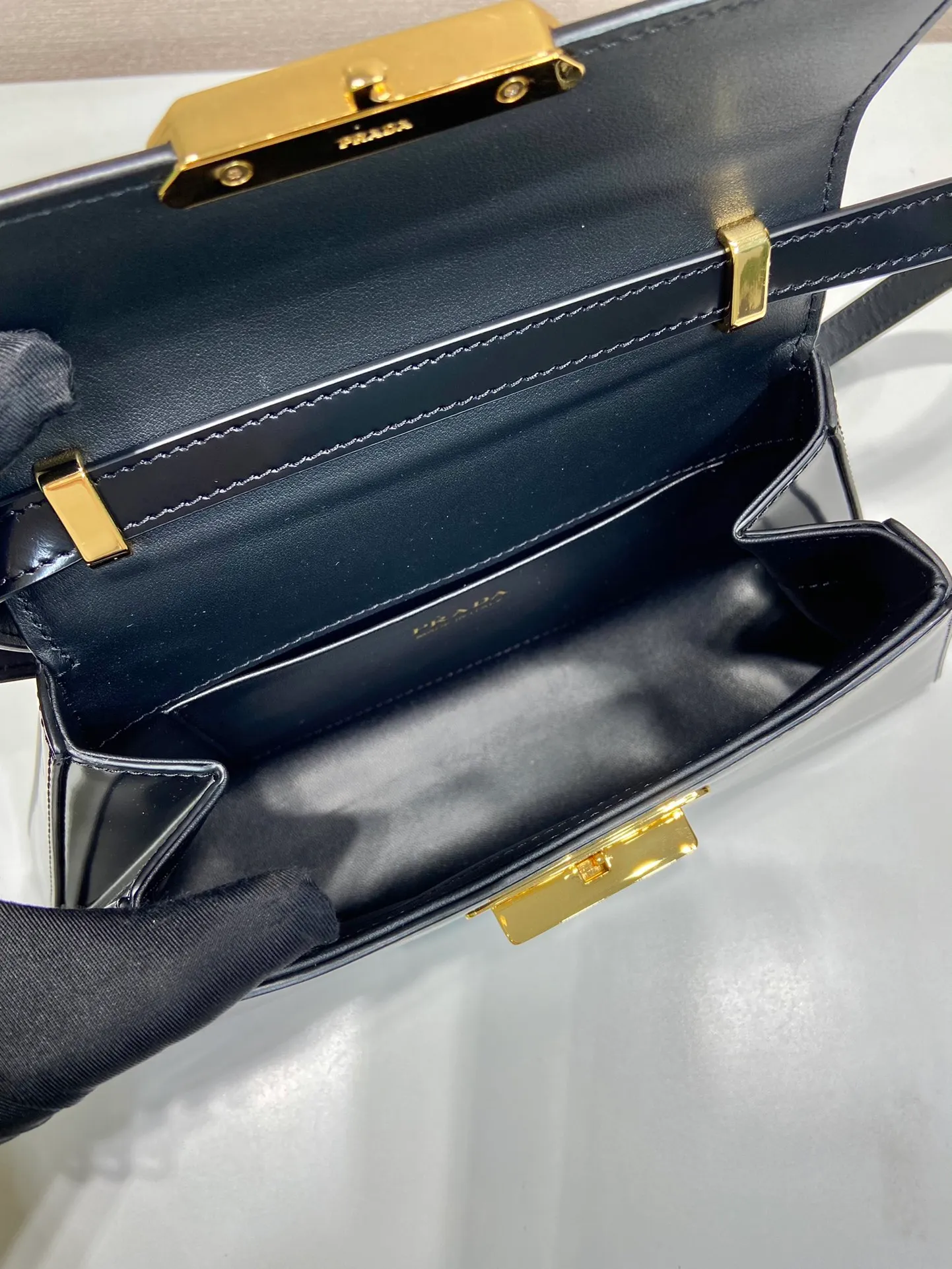 💰1560🎉Catway model🎉1BD343 small size🎉🎉 This catwalk model is made of imported glossy calfskin with sheepskin interior. The trapezoidal design is full of artistic sense. It is equipped with two detachable shoulder straps, long and short. The front panel is equipped with an engraved micro-label lock/flap design. It can be exchanged and matched for different occasions and different clothing. Large capacity space. The upper body effect is great, if you like babies, hurry up and get it🎉🎉 Length 28.5x Height 14x Bottom 7cm🎉🎉🎉👏👏👏
