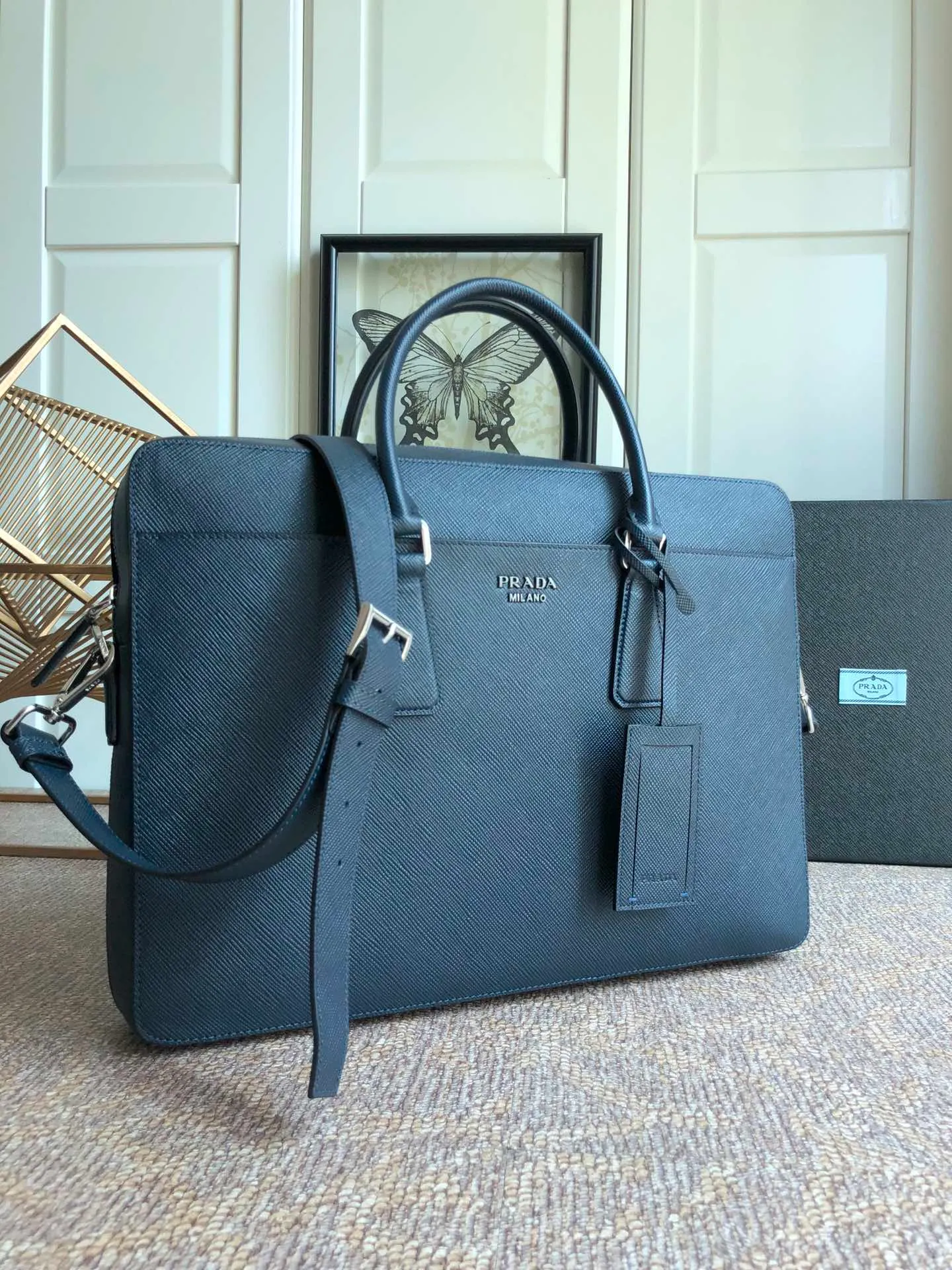 💰2040🎊Exclusive first launch🎊, new model 🆕2VE008B has arrived👏🏻👏🏻, black, top-grade original product, using imported thick cross Textured cowhide, top brushed hardware 👍👍Simple and elegant, worthy of men💼💼, size 40cm×29cm×6cm, 💪💪💪
