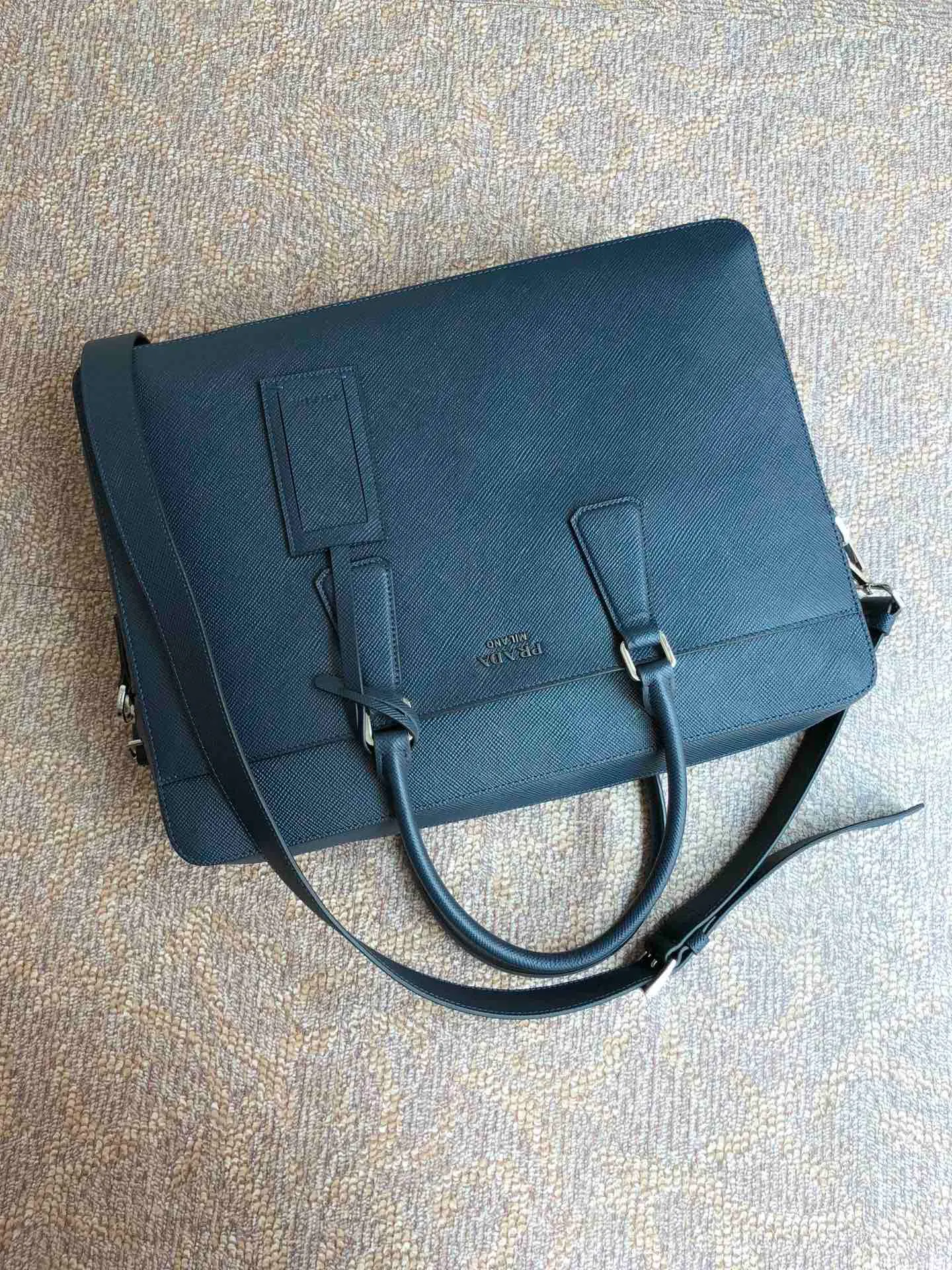 💰2040🎊Exclusive first launch🎊, new model 🆕2VE008B has arrived👏🏻👏🏻, black, top-grade original product, using imported thick cross Textured cowhide, top brushed hardware 👍👍Simple and elegant, worthy of men💼💼, size 40cm×29cm×6cm, 💪💪💪