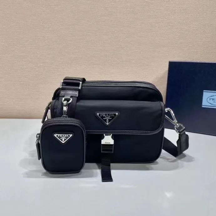p600¥🎉New messenger bag🎉2VH133B🎉🎉This crossbody bag is made of imported nylon fabric, top-grade hardware🎉🎉Detachable and adjustable nylon strap and leather shoulder strap, with detachable pouch, flip cover coated with enamel gold It has a triangular logo zipper closure, external pockets, a flap and side opening buttons, and a recycled nylon lining. It is lightweight and practical, and it is a popular style that will never go out of style🎉🎉Worth owning🎉🎉Length 22x Height 16x Bottom 5cm