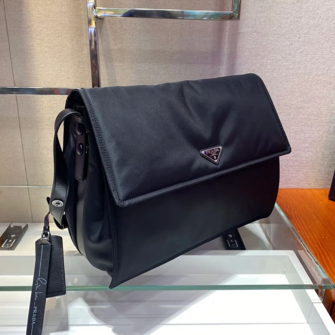 💰1360🎉The popular messenger bag large🎉One size up😘😘This shoulder bag is made of unique padded nylon and is equipped with leather shoulder straps and back pockets. The metal accessories give a touch of bright color and the overall low-key Luxurious and versatile, the only difference is that it is not detachable, the design is more simple, and the style is still the same🙊🙊 If you like babies, hurry up and buy it, it is unisex, and it is a popular style that will never go out of style👏👏 Style number 1BD256, length 36x height 28x bottom 14