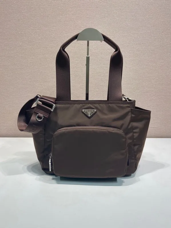 💰1120🎉New Tote Bag🎉1BG582 Small🎉🎉 This Re-Nylon tote bag is designed to be lightweight and versatile. This sleek accessory features multiple interior and exterior pockets and is embellished with the signature enameled metal triangle logo. Woven strap handle, adjustable woven logo strap, front zipper pocket, 2 open side pockets, back zipper pocket, large capacity, another popular style that will never go out of style🎉🎉Babies, hurry up and get it🎉🎉 Length 26x Height 22x Bottom 13cm🎉🎉🎉💰💰💰