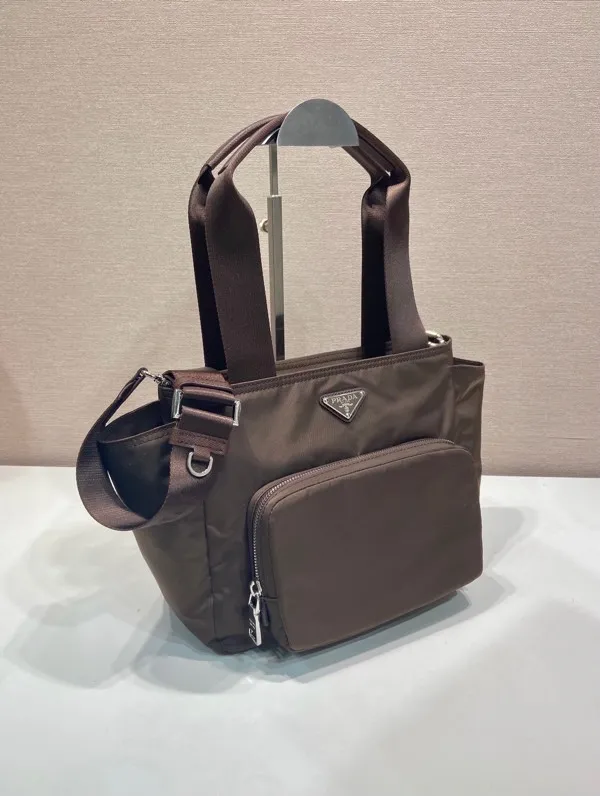 💰1120🎉New Tote Bag🎉1BG582 Small🎉🎉 This Re-Nylon tote bag is designed to be lightweight and versatile. This sleek accessory features multiple interior and exterior pockets and is embellished with the signature enameled metal triangle logo. Woven strap handle, adjustable woven logo strap, front zipper pocket, 2 open side pockets, back zipper pocket, large capacity, another popular style that will never go out of style🎉🎉Babies, hurry up and get it🎉🎉 Length 26x Height 22x Bottom 13cm🎉🎉🎉💰💰💰