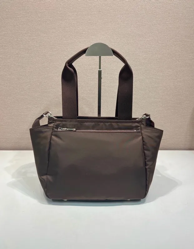 💰1120🎉New Tote Bag🎉1BG582 Small🎉🎉 This Re-Nylon tote bag is designed to be lightweight and versatile. This sleek accessory features multiple interior and exterior pockets and is embellished with the signature enameled metal triangle logo. Woven strap handle, adjustable woven logo strap, front zipper pocket, 2 open side pockets, back zipper pocket, large capacity, another popular style that will never go out of style🎉🎉Babies, hurry up and get it🎉🎉 Length 26x Height 22x Bottom 13cm🎉🎉🎉💰💰💰