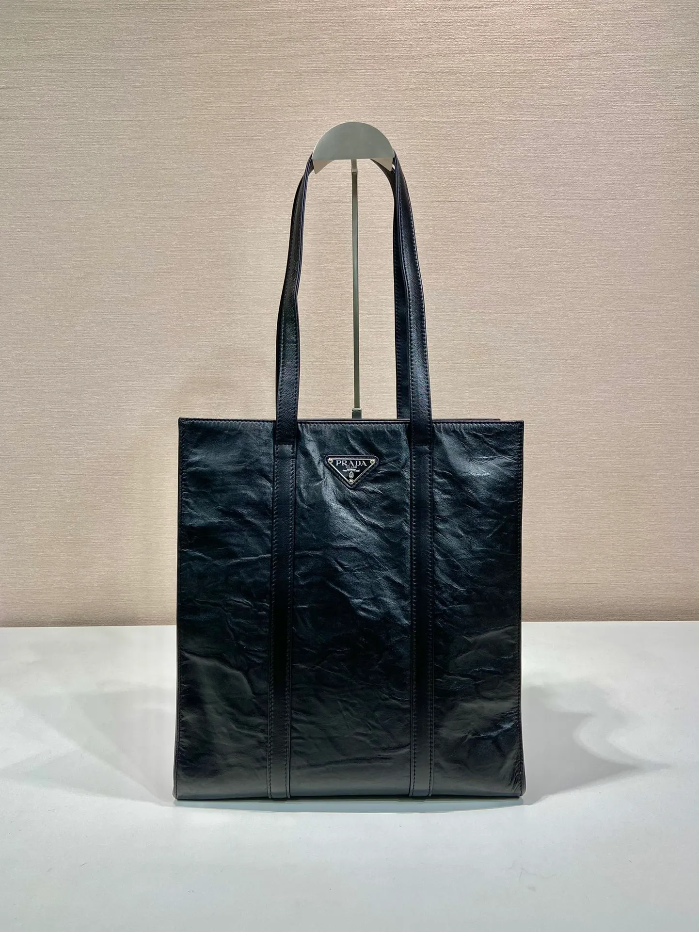 💰1840🎉New Tote Bag🎉1BG459 Small🎉🎉 This casual style tote bag is made of natural textured glossy soft sheepskin. The hand-draped effect contrasts sharply with the concept of precise construction, reinterpreting unrestrained everyday objects. It has a very large capacity, is lightweight and practical, has a cool and handsome upper body effect, and is suitable for both men and women. If you like babies, hurry up and get it🎉🎉 Length 30x Height 30x Bottom 8.5cm