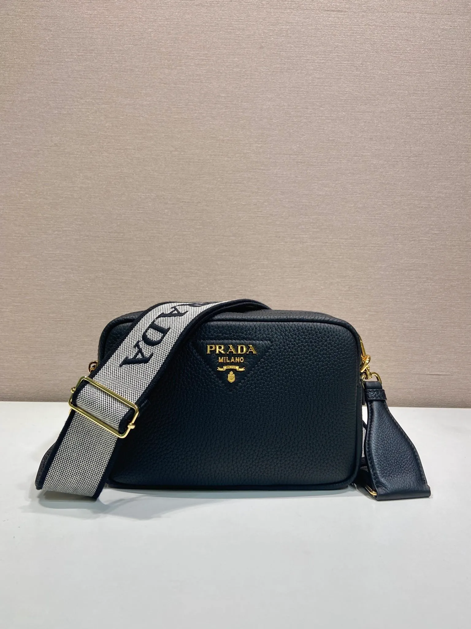 💰1700🎉New double shoulder strap🎉1BD082 This double shoulder strap is made of imported deerskin grain cowhide and equipped with two interchangeable and adjustable long shoulder straps. The combination of fabric webbing and cowhide is perfect😘, versatile for mixing and matching different clothes on different occasions😘, large capacity, many compartments, super soft feel🎉Hurry up and get it🎉 Length 22x height 14x bottom 8cm🎉🎉🎉👏👏👏