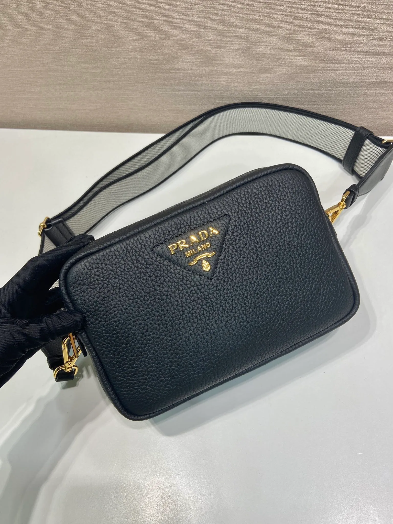 💰1700🎉New double shoulder strap🎉1BD082 This double shoulder strap is made of imported deerskin grain cowhide and equipped with two interchangeable and adjustable long shoulder straps. The combination of fabric webbing and cowhide is perfect😘, versatile for mixing and matching different clothes on different occasions😘, large capacity, many compartments, super soft feel🎉Hurry up and get it🎉 Length 22x height 14x bottom 8cm🎉🎉🎉👏👏👏
