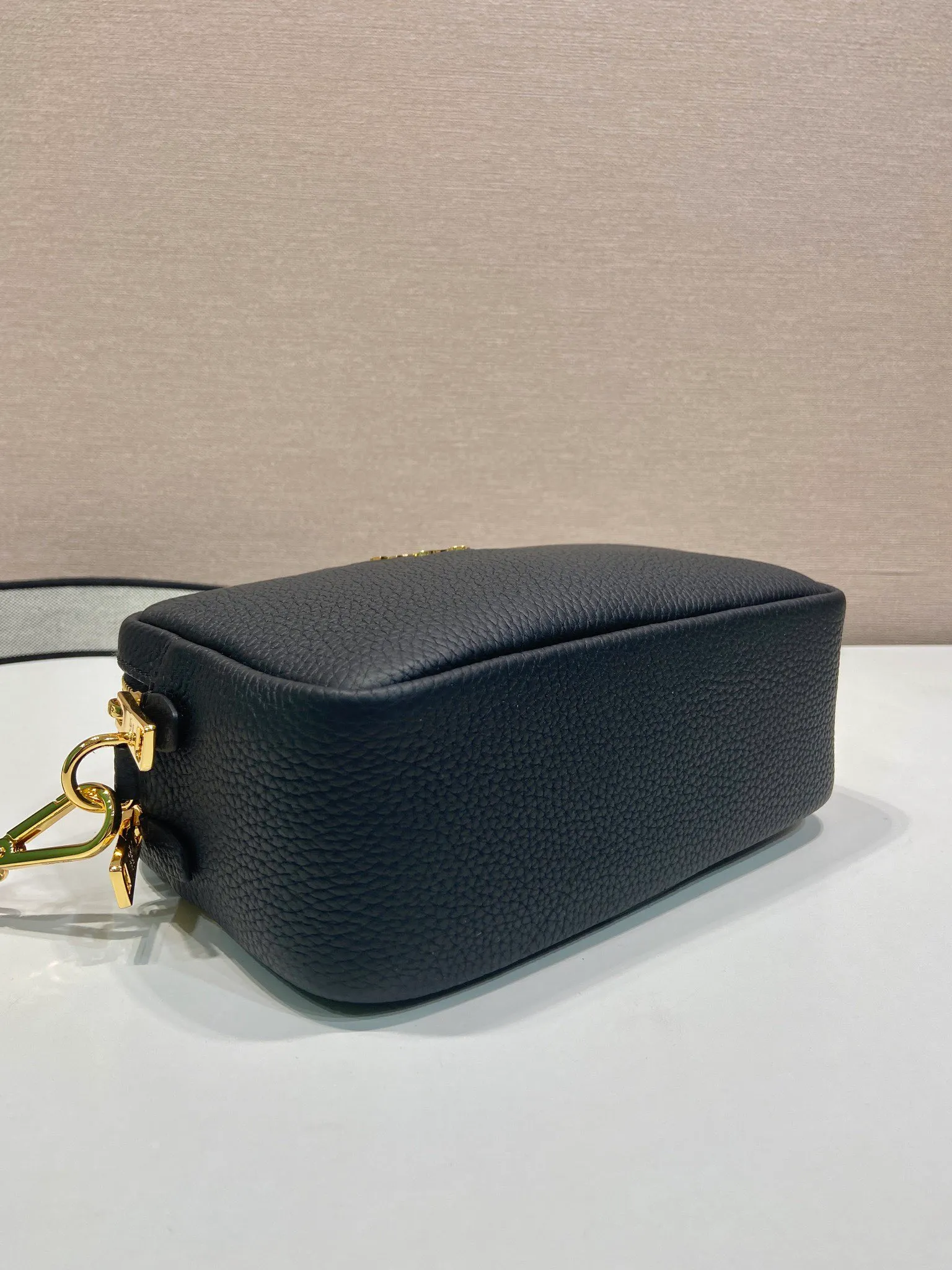 💰1700🎉New double shoulder strap🎉1BD082 This double shoulder strap is made of imported deerskin grain cowhide and equipped with two interchangeable and adjustable long shoulder straps. The combination of fabric webbing and cowhide is perfect😘, versatile for mixing and matching different clothes on different occasions😘, large capacity, many compartments, super soft feel🎉Hurry up and get it🎉 Length 22x height 14x bottom 8cm🎉🎉🎉👏👏👏
