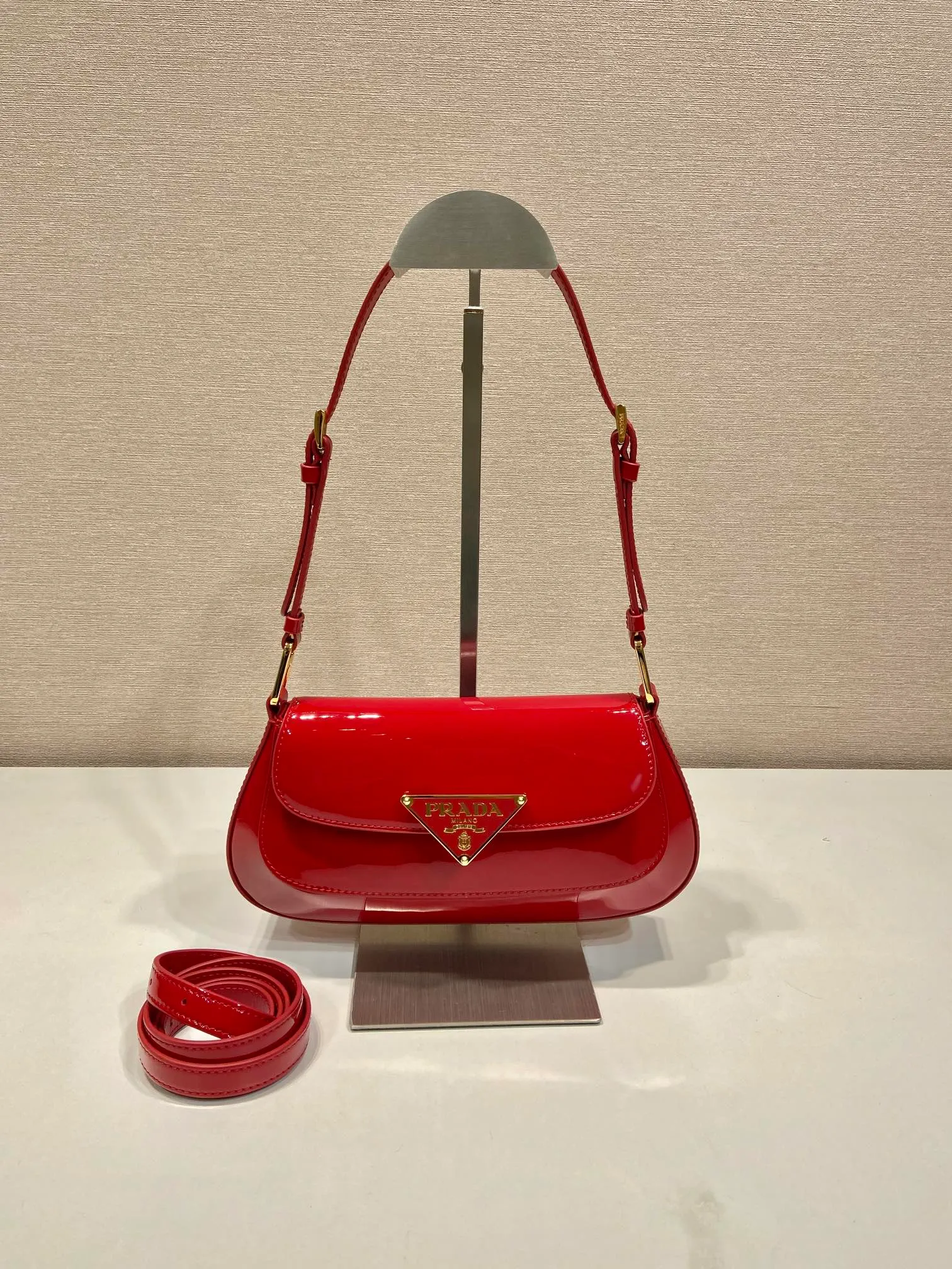 💰1500🎉Patent leather armpit bag🎉1BD345 patent leather🎉🎉 The smooth arc design gives this shoulder bag a sophisticated and modern charm. Versatile style, equipped with 2 long and short shoulder straps/adjustable, suitable for use as a handbag or shoulder bag/crossbody. Modern patent cowhide leather is the icing on the cake. Presented in a clamshell silhouette, it combines sophistication with functionality. Another hit that will never go out of style, babies. Hurry up and get it🎉🎉 Length 24x height 11x bottom 4cm
