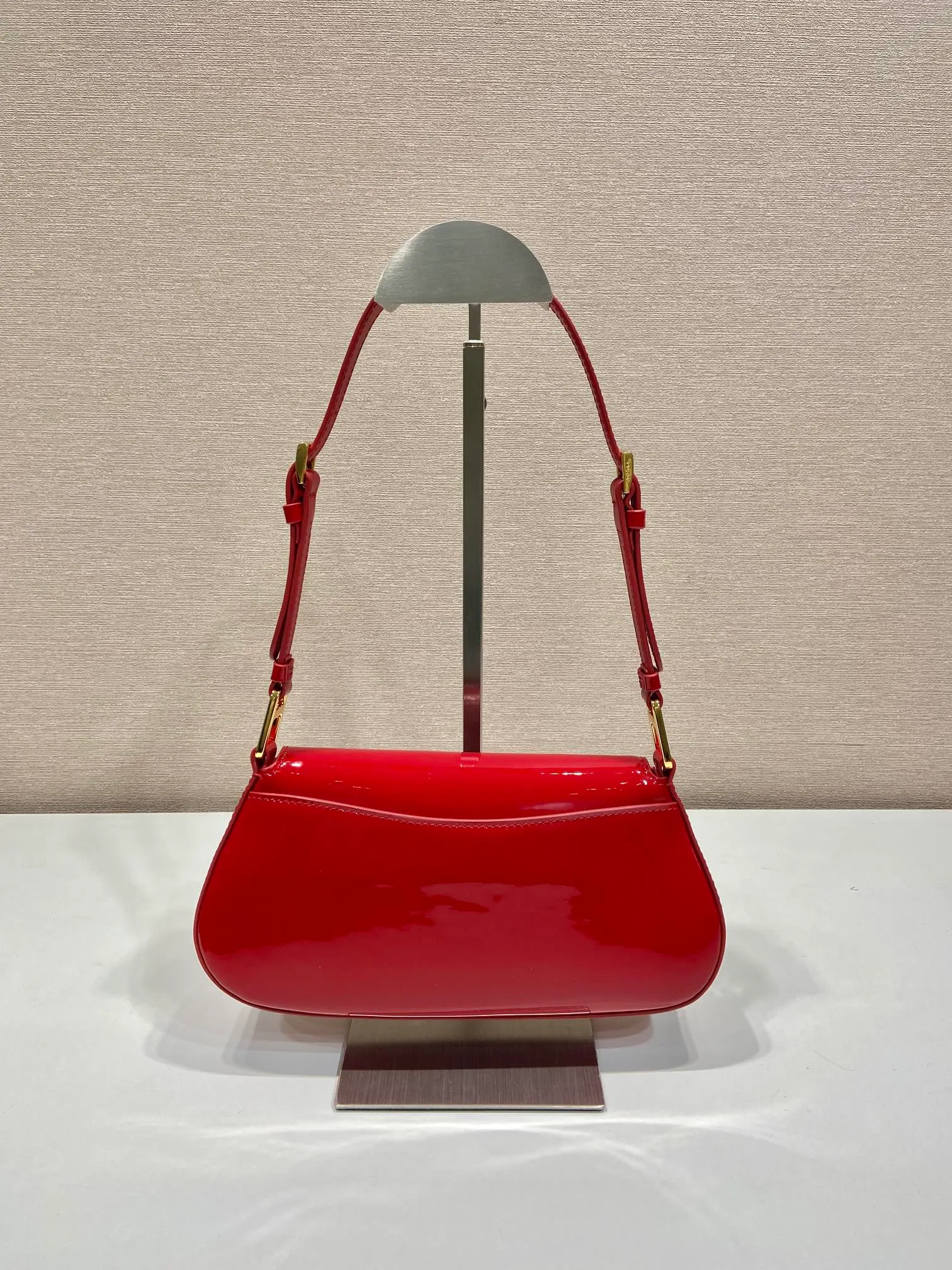 💰1500🎉Patent leather armpit bag🎉1BD345 patent leather🎉🎉 The smooth arc design gives this shoulder bag a sophisticated and modern charm. Versatile style, equipped with 2 long and short shoulder straps/adjustable, suitable for use as a handbag or shoulder bag/crossbody. Modern patent cowhide leather is the icing on the cake. Presented in a clamshell silhouette, it combines sophistication with functionality. Another hit that will never go out of style, babies. Hurry up and get it🎉🎉 Length 24x height 11x bottom 4cm