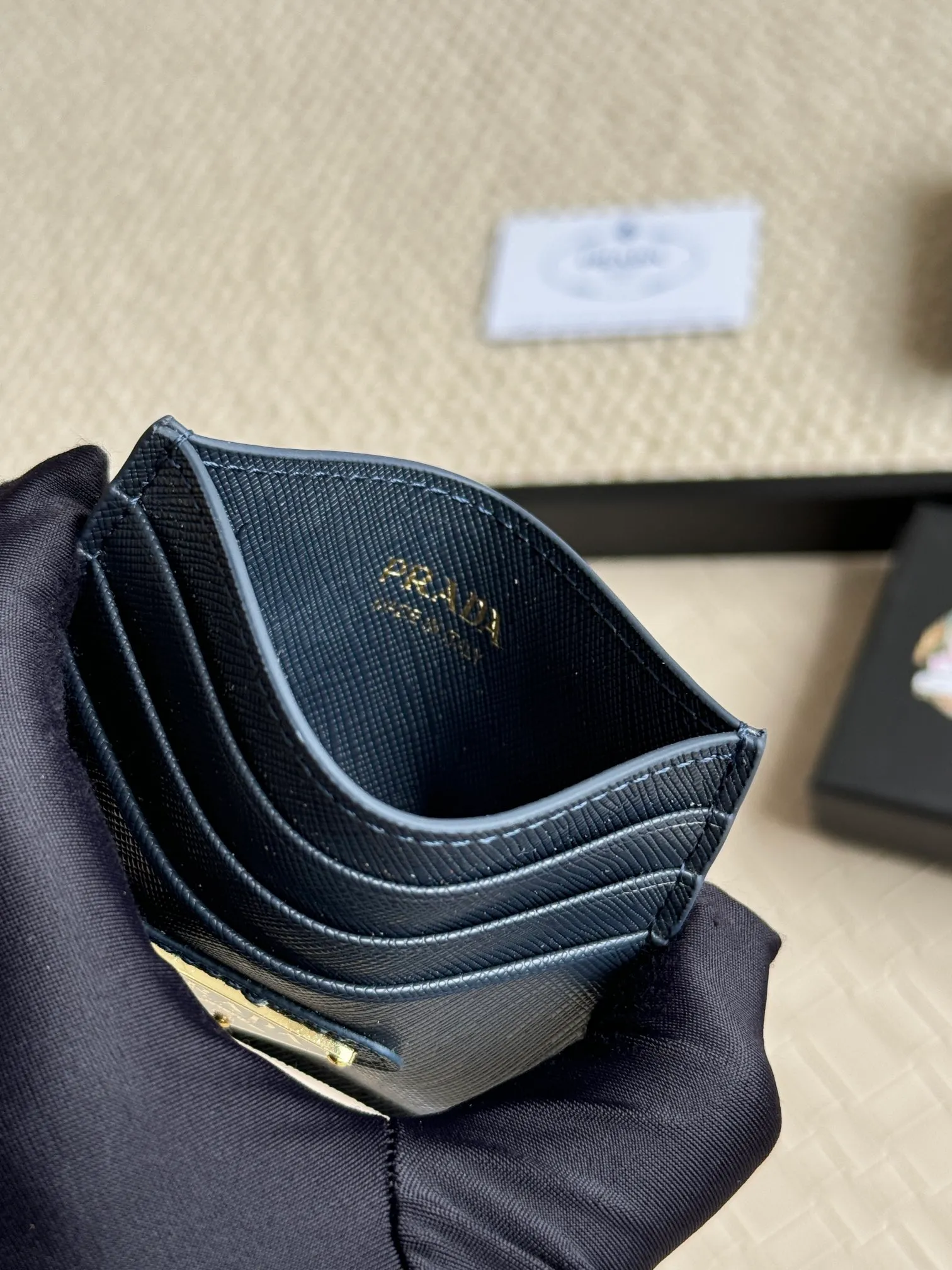 💰110prada popular card holder, unisex small card holder, black, model 1MC025 Triangle Wheat series, nine colors, made of cross-grain cowhide, 6 card slots ➕ one middle sandwich, can hold multiple cards and zeros 💰, size 11.2×8.5cm, real shot, what you see is what you get