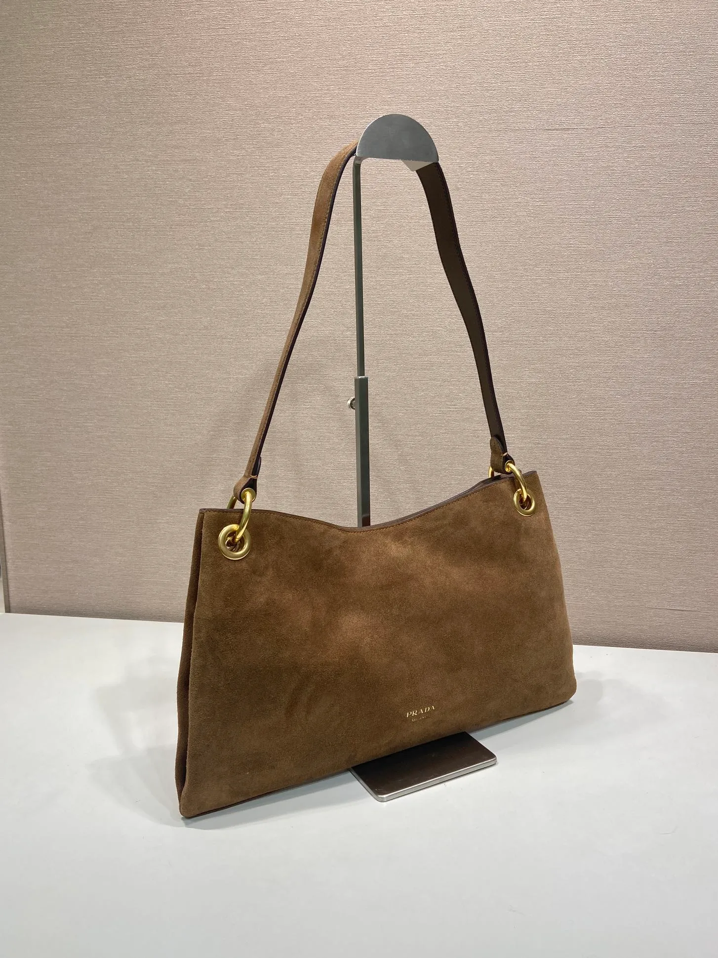 💰1520🎉New arrival🎉1BC259 suede leather🎉🎉 This exquisite and modern Etude handbag adopts a geometric silhouette and soft lines. Light and spacious design with simple yet sophisticated details. Suede suede leather handle, imported sheepskin lining, the upper body effect is very fashionable and lightweight, and it is a popular style that will never go out of style. Hurry up and get it🎉🎉 Length 40.5x Height 20.5cm🎉🎉🎉💰💰💰