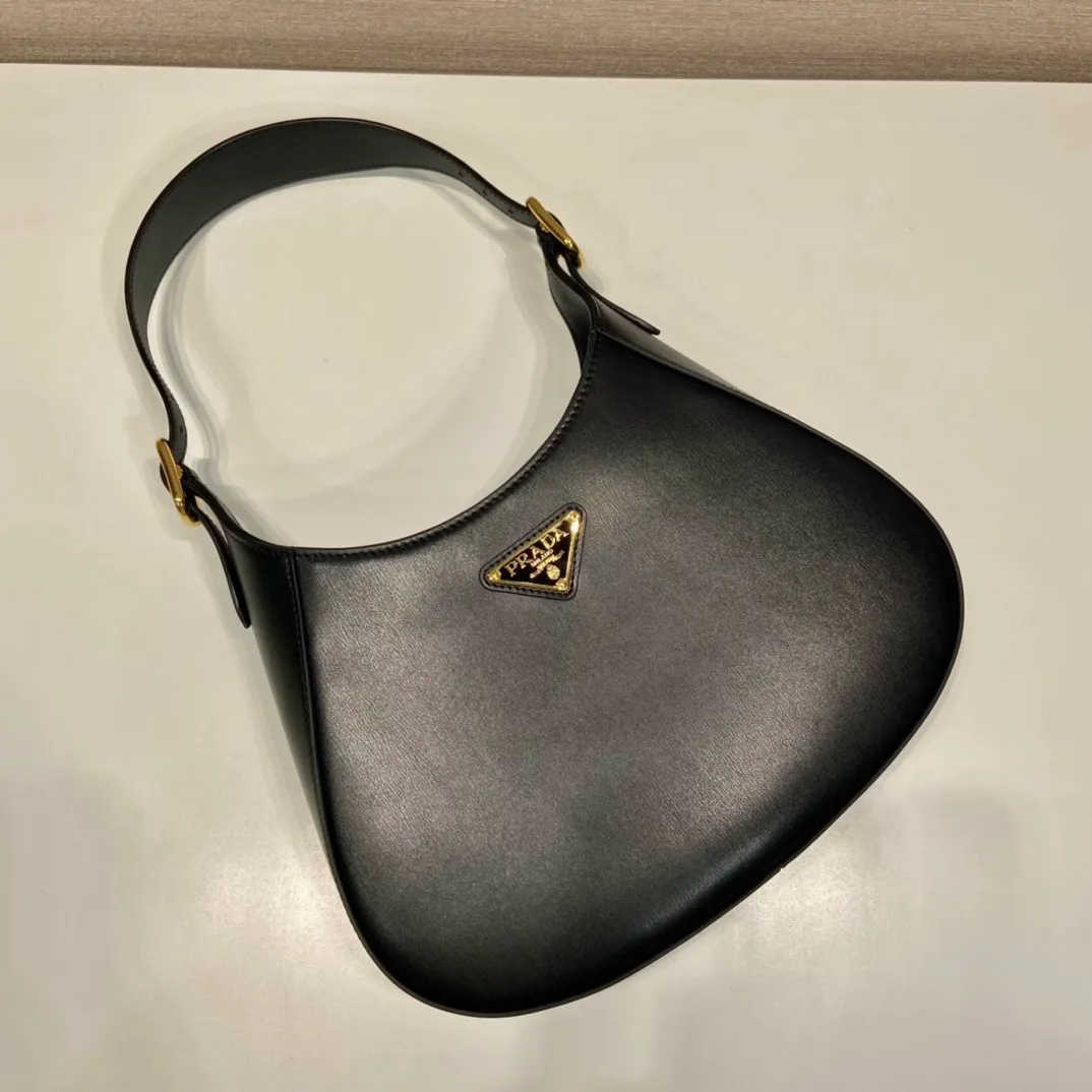 💰1500🎉New Cleo🎉1BC179 new armpit bag🎉🎉 This crossbody bag is made of imported calf bag with imported sheepskin inside. It is very stylish whether it is carried in the hand or on the shoulder, and the upper body effect is great. The capacity and practicality must be strong, the hand feel is soft, and it has a full sense of luxury. My favorite babies. Hurry up and get it. Size: length 27x height 19x bottom 5cm🎉🎉🎉👏👏👏