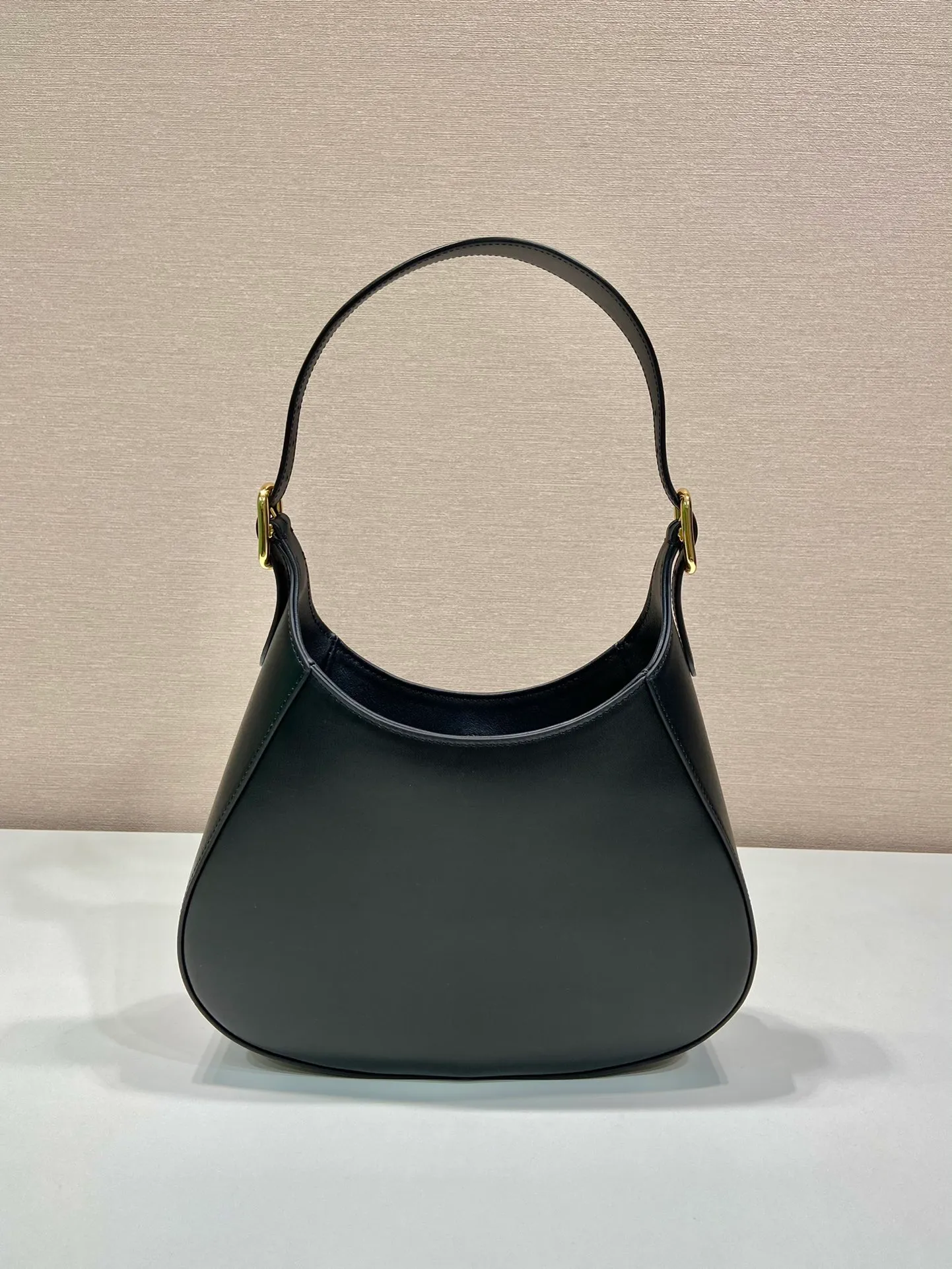💰1500🎉New Cleo🎉1BC179 new armpit bag🎉🎉 This crossbody bag is made of imported calf bag with imported sheepskin inside. It is very stylish whether it is carried in the hand or on the shoulder, and the upper body effect is great. The capacity and practicality must be strong, the hand feel is soft, and it has a full sense of luxury. My favorite babies. Hurry up and get it. Size: length 27x height 19x bottom 5cm🎉🎉🎉👏👏👏