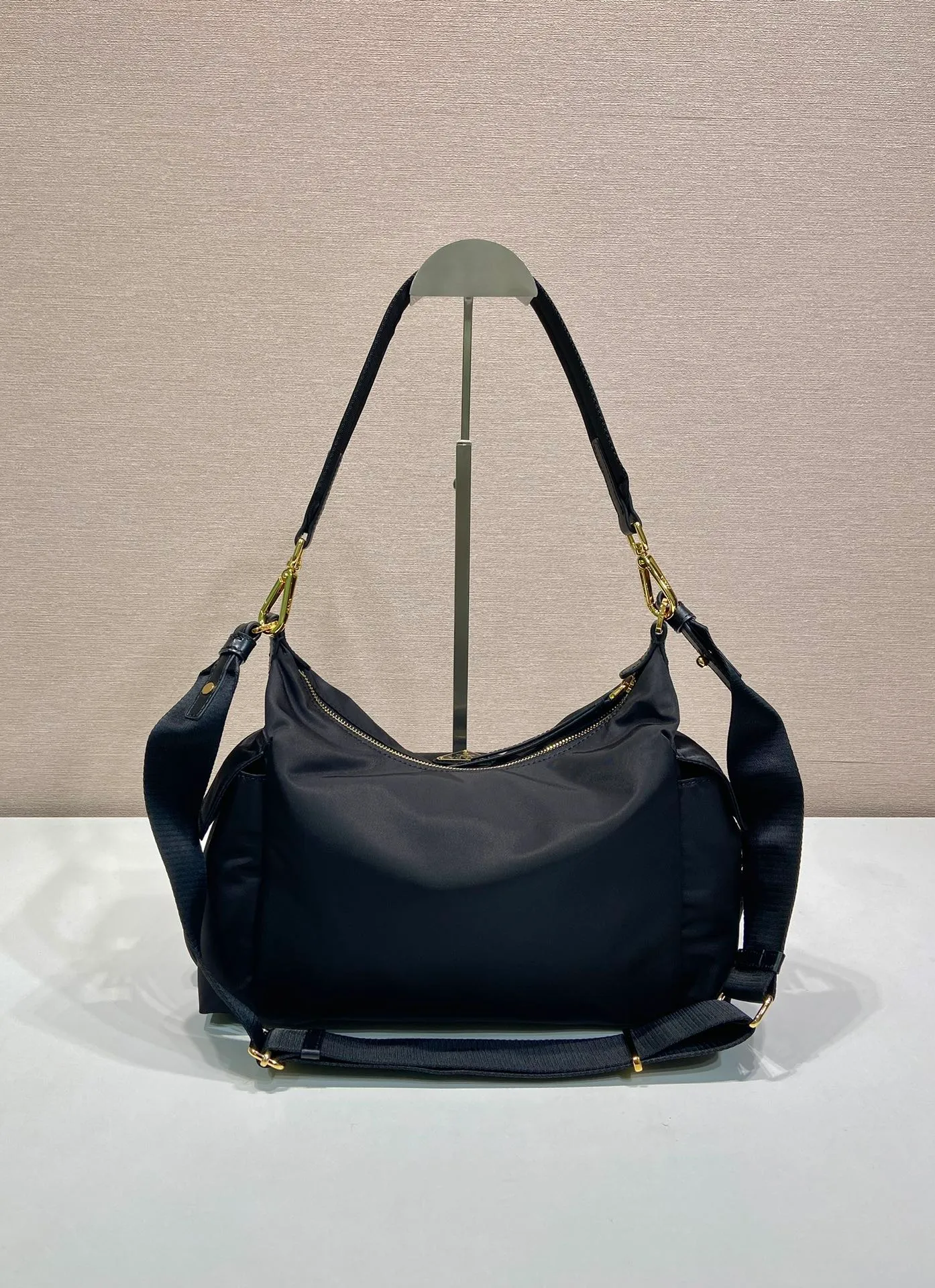 💰1260🎉New arrival🎉1BC264 Discovery Bag🎉🎉 This Discovery Bag is made of imported nylon fabric and calfskin, with a soft silhouette and multiple pockets. Lightweight and practical Re-Nylon emphasizes the design's versatile style, while leather details and signature accents reflect the P family's artisanal heritage. It comes with 2 removable, adjustable woven signature straps. The capacity is large and the upper body effect is very fashionable. Another hit that will never go out of style. Worth having! 🎉🎉 Length 32x Height 22x Bottom 11.5cm🎉🎉🎉💰💰💰