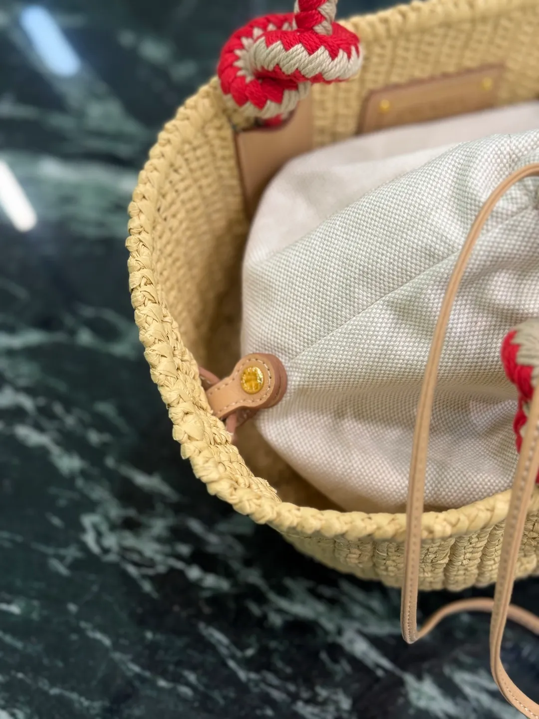 💰1500, woven vegetable basket🧺 This handmade crochet bag exudes the charm of freedom and retro. The exquisite crochet craftsmanship speaks of exquisite craftsmanship and attention to detail. Cotton rope handle, removable leather pendant Metal hardware Enameled metal triangle logo on the front Removable bag and drawstring inside Dimensions: 26×14×11cm Style number: 1BA463