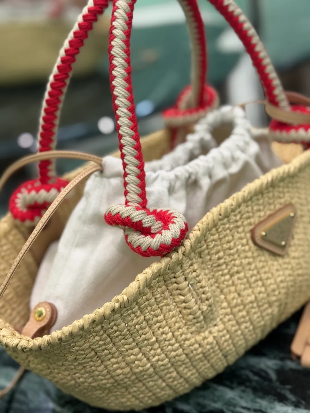 💰1500, woven vegetable basket🧺 This handmade crochet bag exudes the charm of freedom and retro. The exquisite crochet craftsmanship speaks of exquisite craftsmanship and attention to detail. Cotton rope handle, removable leather pendant Metal hardware Enameled metal triangle logo on the front Removable bag and drawstring inside Dimensions: 26×14×11cm Style number: 1BA463
